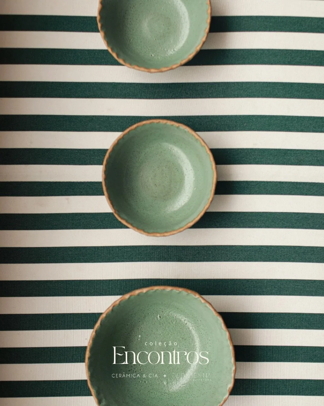 COLE&Ccedil;&Atilde;O ENCONTROS &bull;

Al&eacute;m da linha de mesa posta, a Cole&ccedil;&atilde;o Encontros, em collab com a @ceramicaecia, ganhou pe&ccedil;as novas e super vers&aacute;teis: o vaso Dani, em tr&ecirc;s tamanhos; a boleira Ollie, ag