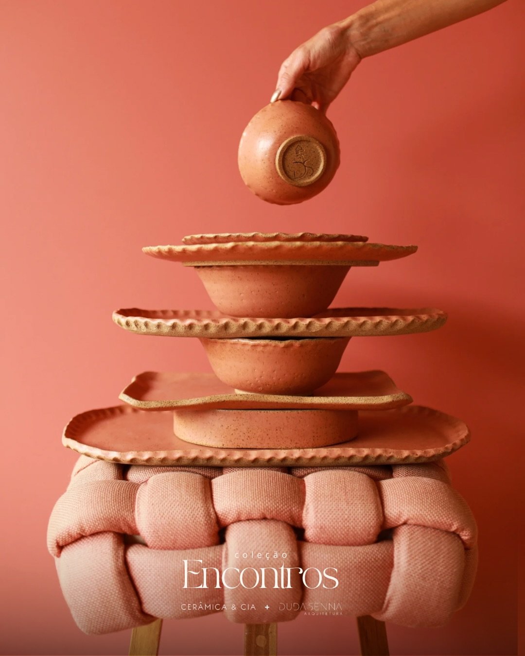 COLE&Ccedil;&Atilde;O ENCONTROS &bull;

Algumas pe&ccedil;as atravessam o tempo e continuam encantando. Na Cole&ccedil;&atilde;o Encontros, em collab com a @ceramicaecia, tr&ecirc;s delas j&aacute; s&atilde;o queridinhas: 
&bull; a fruteira Ollie, co