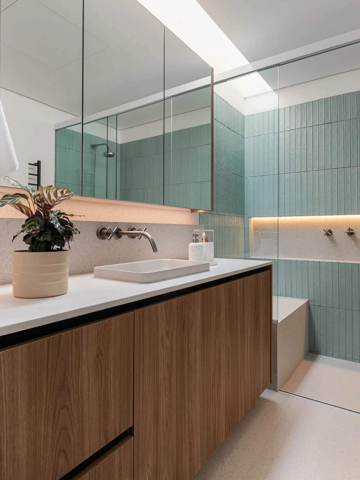 DS Resid&ecirc;ncia Boa&ccedil;ava MD &bull; 

Os banheiros dos irm&atilde;os Madu e Arthur s&oacute; se diferem pela cor do revestimento de dentro do box da @ceramicaportinari &bull; 

Entre Rosa e Verde qual o seu favorito 🩷💚? 

Fotos @giseleramp