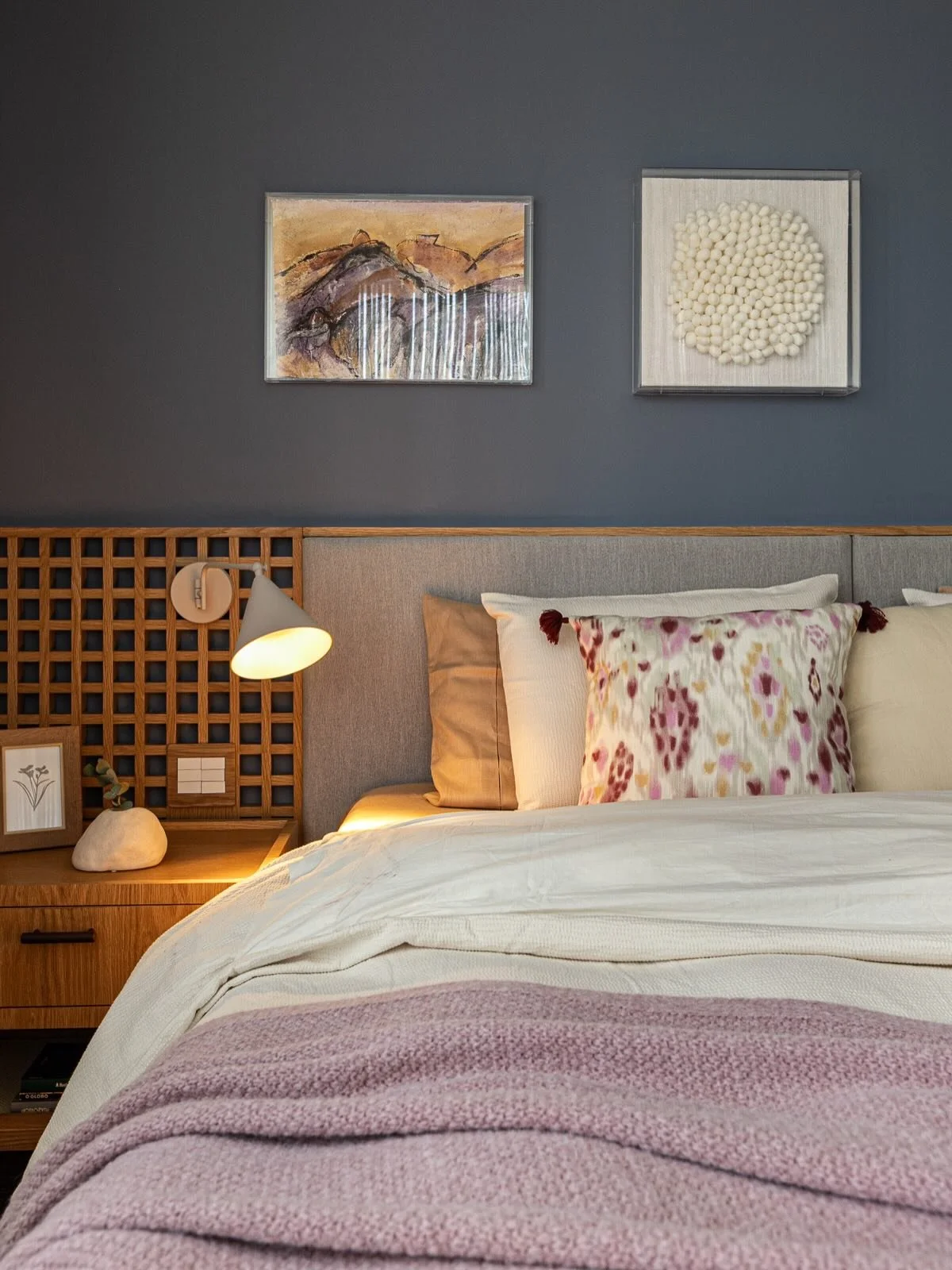 DS Resid&ecirc;ncia Boa&ccedil;ava MD &bull; 

Quarto do Casal com marcenaria feita sob medida &bull; 

&bull; Enxoval @branco.casa + tapete @bottehtapetes &bull; esse azul &eacute; o TROVOADA da @tintas_suvinil 

Fotos @giselerampazzo 

#quartodecas