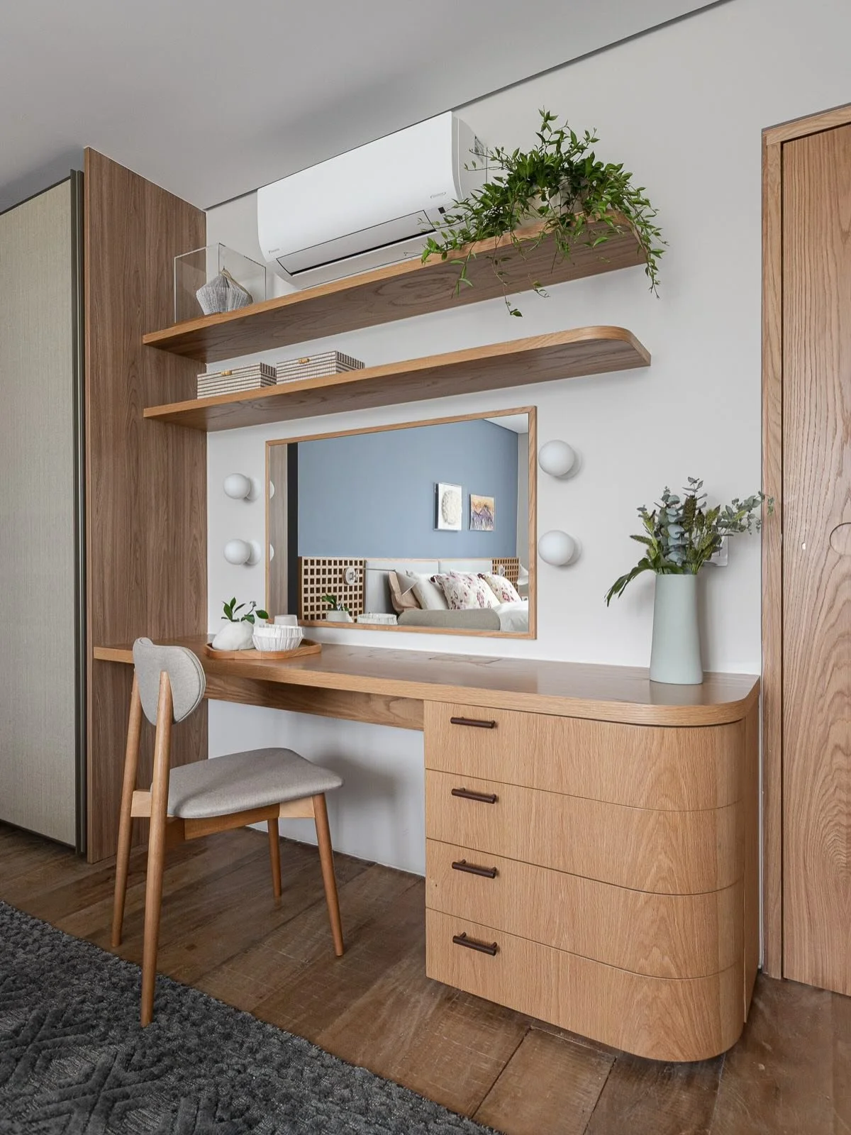 DS Resid&ecirc;ncia Boa&ccedil;ava MD &bull; 

Penteadeira da nossa cliente com aquele clima de Camarim 🤩 &bull; os puxadores s&atilde;o da @braxbr e trouxeram um charme para a marcenaria feita sob medida! 

Fotos @giselerampazzo 

#penteadeira #luz