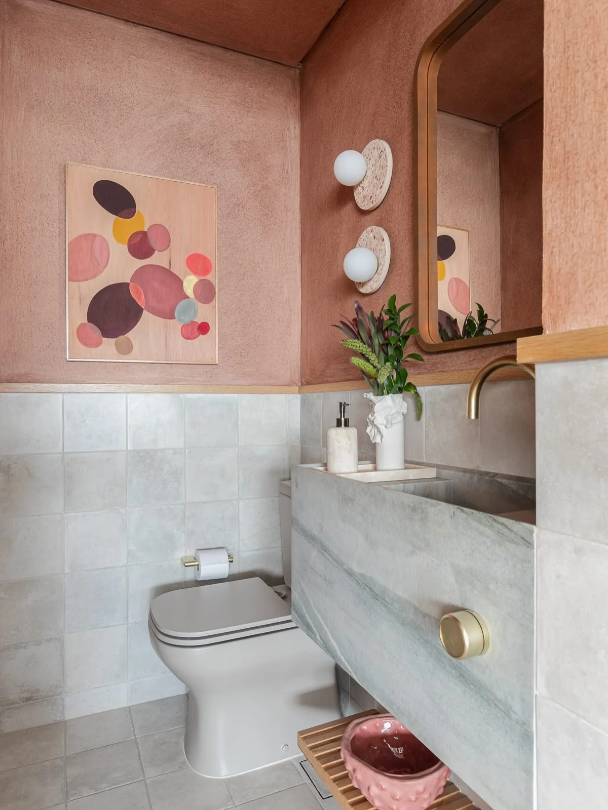 DS Ap Vila Madalena DE &bull; aqui temos uma paix&atilde;o por fazer LAVABOS! Sem d&uacute;vidas &eacute; um dos ambientes que mais podemos ousar e brincar com acabamentos diferentes! 

Fizemos nesse lavabo o mesmo piso subindo em meia parede e depoi