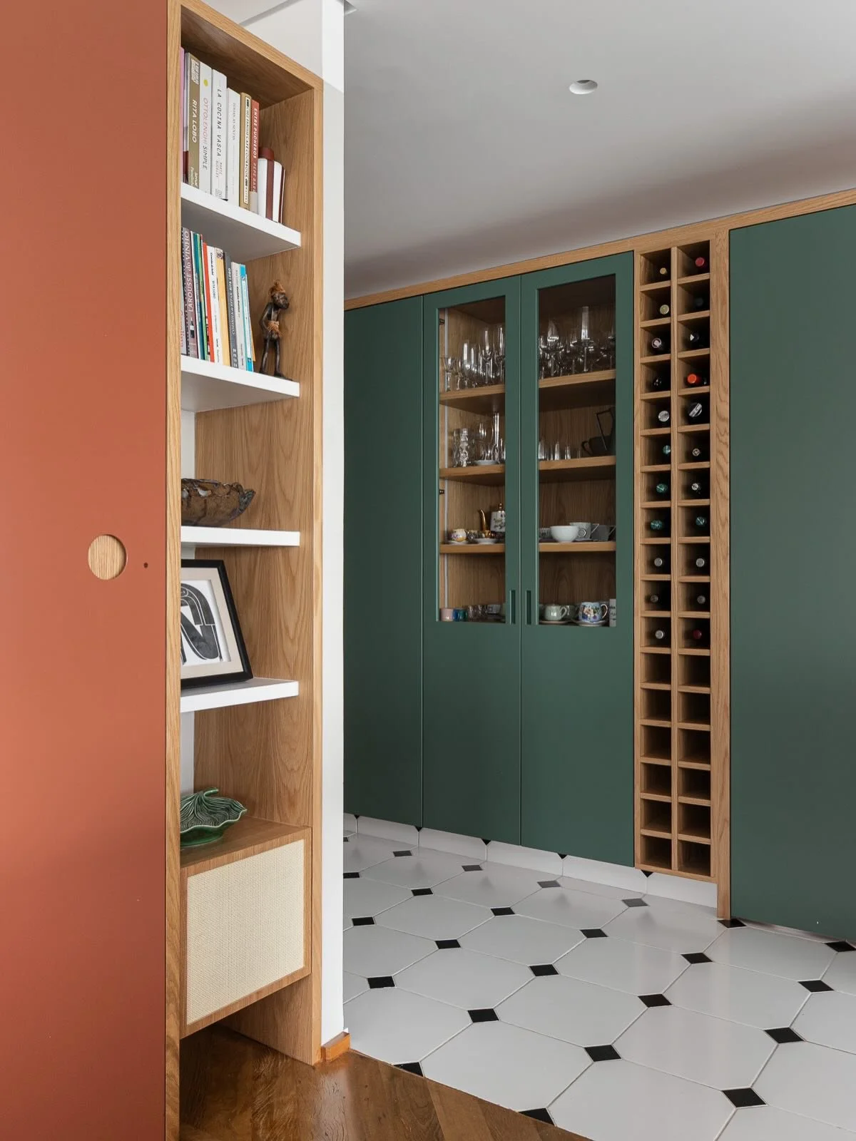 DS Ap Vila Madalena DE &bull; 

Encontros de pisos e cores &bull; Fizemos uma transi&ccedil;&atilde;o do piso de madeira de demoli&ccedil;&atilde;o da @oscarono que est&aacute; em todo o apartamento com o piso PB da cozinha e lavanderia &bull; 

A ma