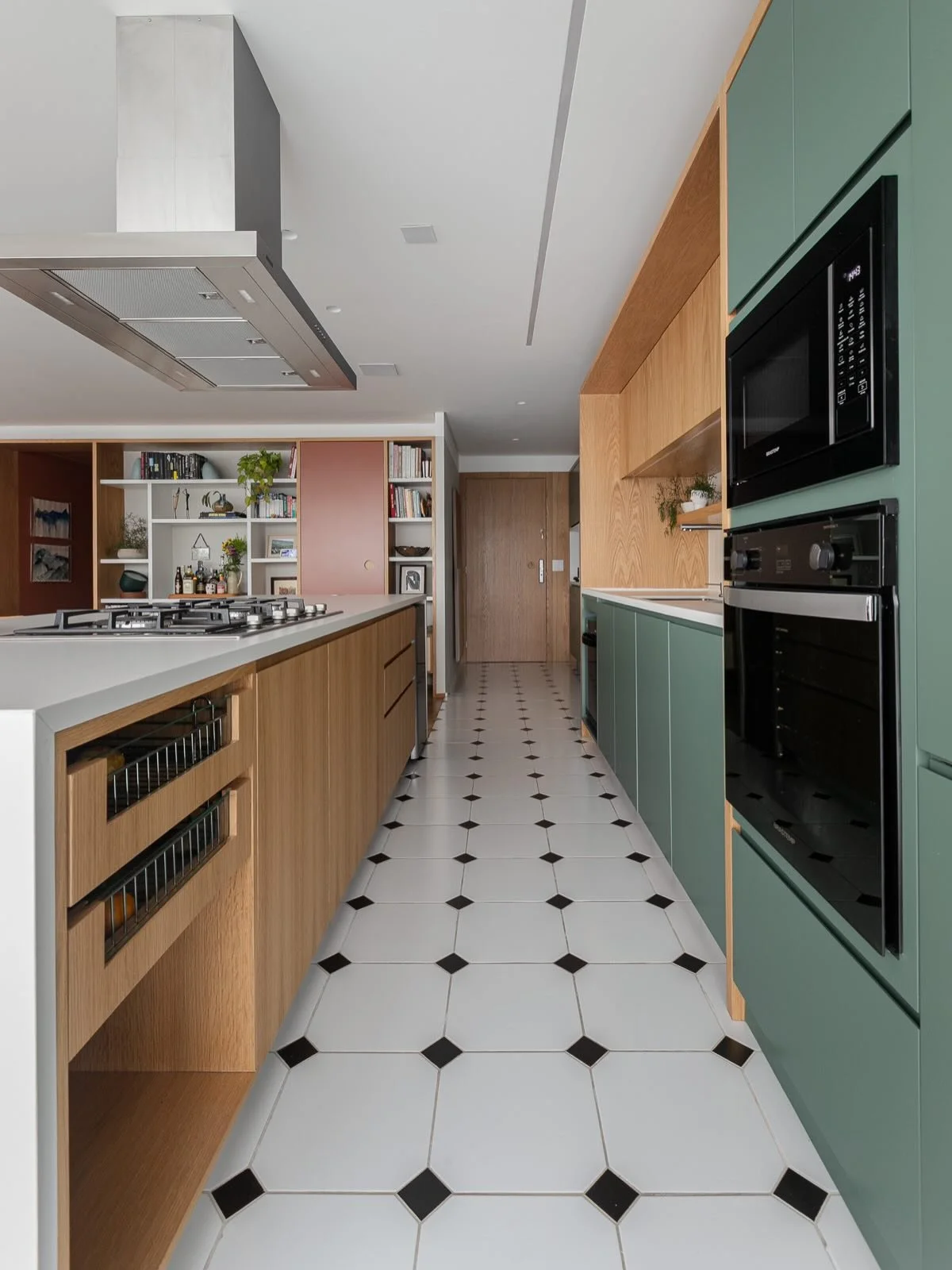 DS Vila Madalena DE &bull; Aiii essa cozinha maravilhosa 😍 &bull; 

Piso PB + marcenaria de laca verde + Carvalho americano! 

Fotos @giselerampazzo 

#cozinhaintegrada #cozinhaverde #cozinhapr&aacute;tica #dudasennaarquiteturaedecora&ccedil;&atilde