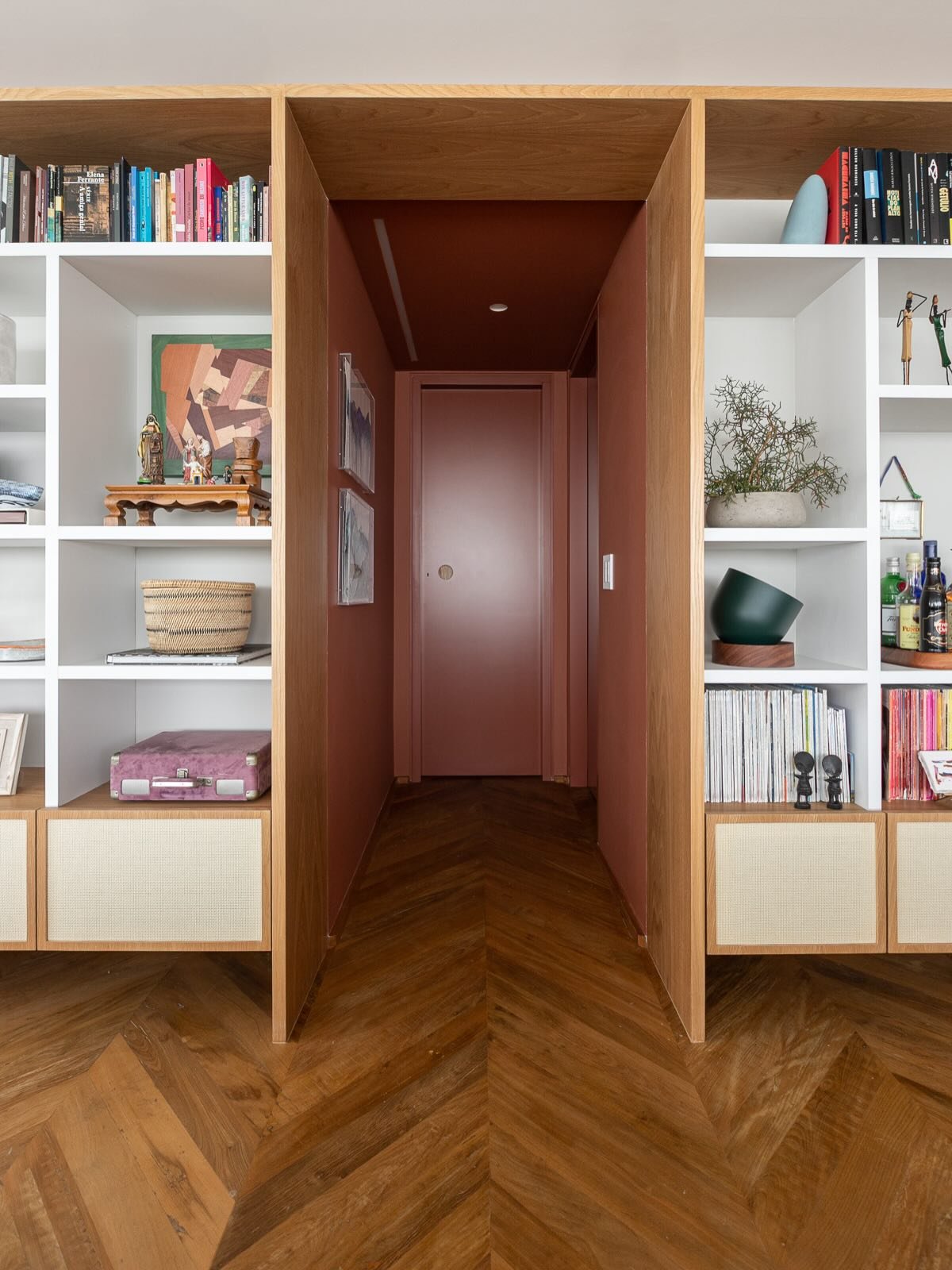 DS Ap Vila Madalena DE &bull; O Hall de entrada ❤️ &bull; 

Essa sala &eacute; toda envolvida por uma super marcenaria, que envolve o hall de entrada, o Home Office, a porta do lavabo e muuuitas mem&oacute;rias dos clientes 🌸 @diane_ramires 🤗

Piso