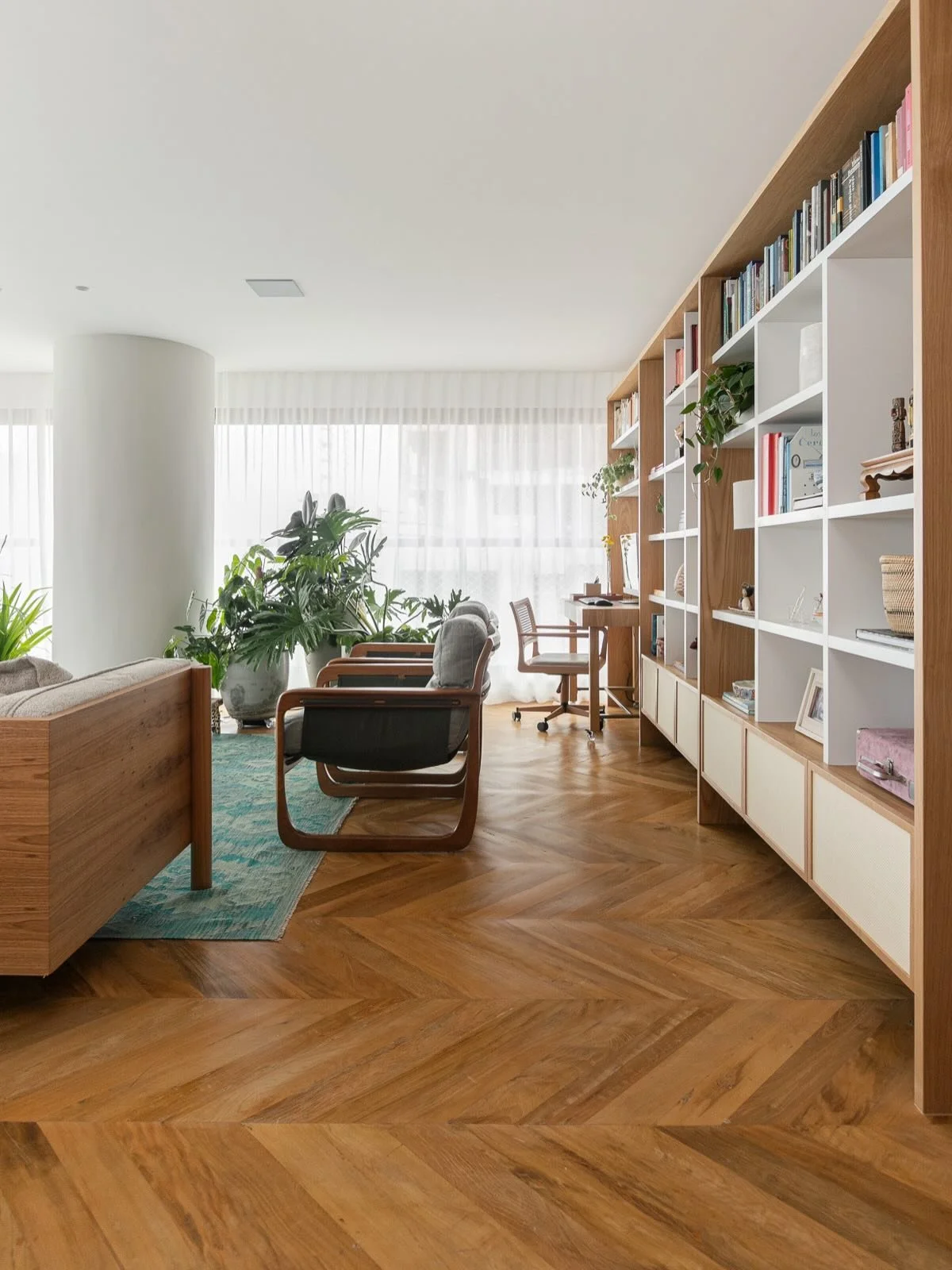 DS Ap Vila Madalena DE &bull; NA estante que se prolonga por toda sala, no cantinho perto da janela abra&ccedil;a um pequeno escrit&oacute;rio. 

Produzimos praticamente todos os itens com objetos e livros dos clientes, trouxemos poucos objetos para 