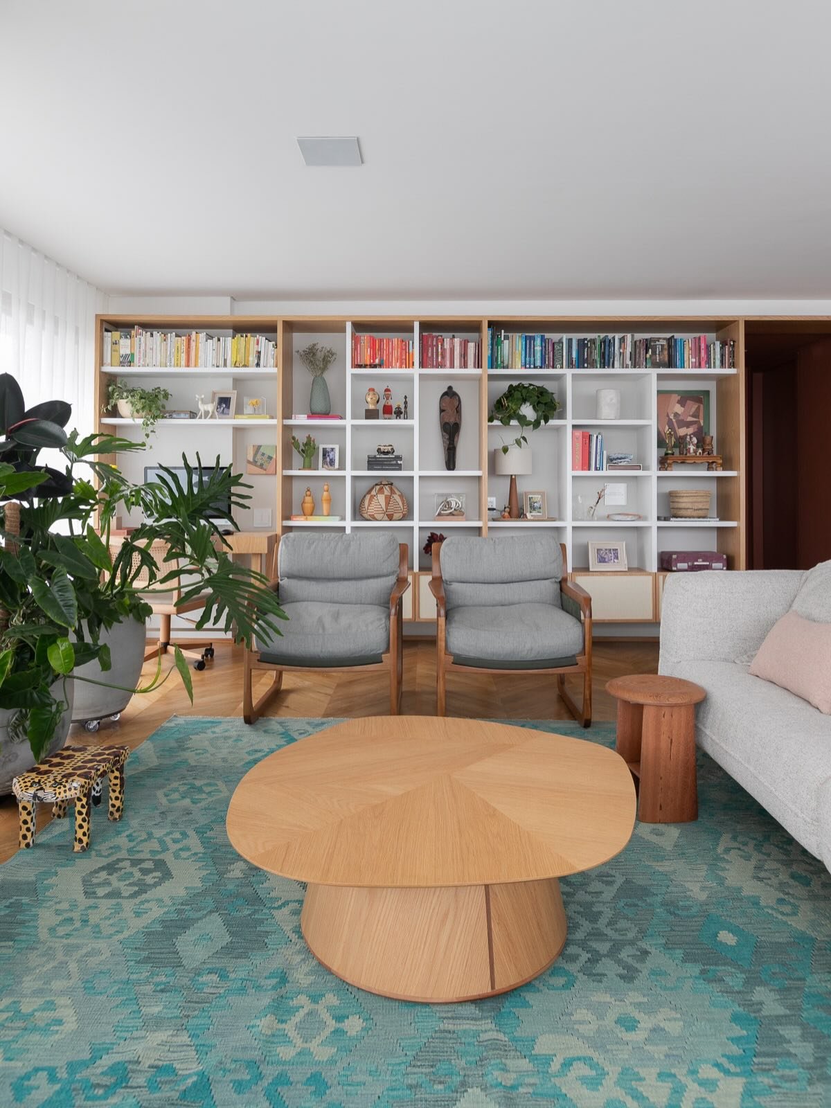 DS Ap Vila Madalena DE &bull; Amoo essa selva dentro do ap da Diane!! Na sala deles n&atilde;o tem televis&atilde;o, apenas espa&ccedil;os para descansar, fazer uma boa leitura e acompanhar o crescimento do Ben&iacute;cio, o filho deles. Ter uma mesa