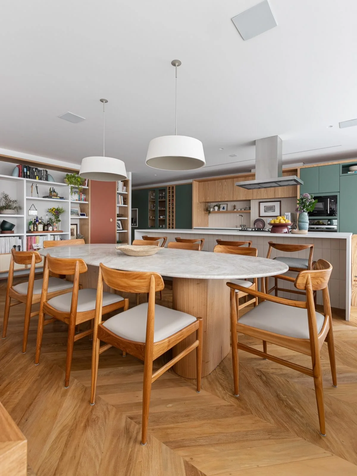 DS Ap Vila Madalena DE &bull; Ahhh esse &acirc;ngulo da sala de jantar &eacute; de tirar o f&ocirc;lego ❤️. Ela fica entre a sala de estar e a cozinha, no cora&ccedil;&atilde;o da casa! 

Conseguimos ver nessas fotos a estante que vai de fora a fora: