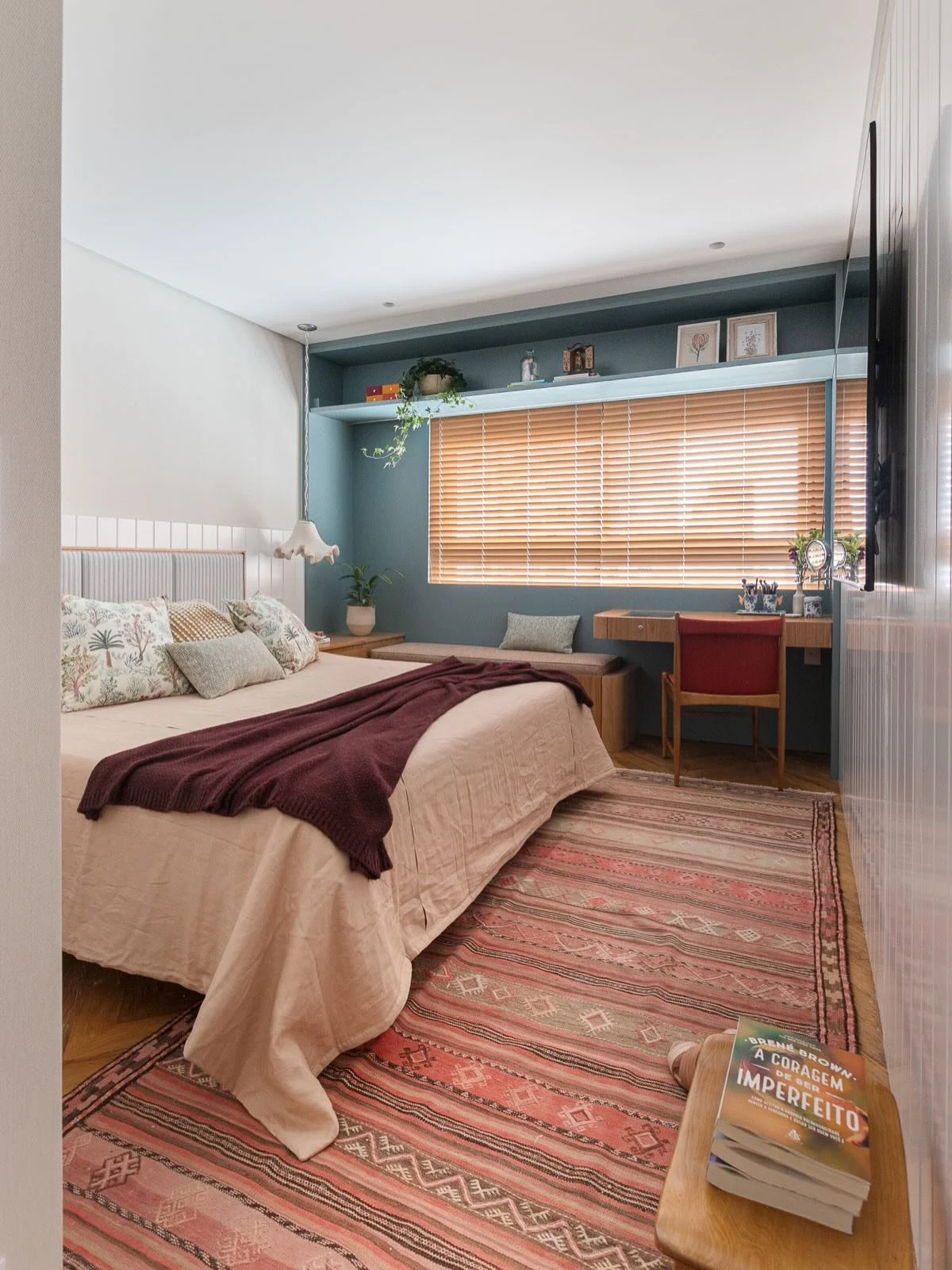 DS Ap Vila Madalena DE &bull; A su&iacute;te do casal com um estilo que eu amo, uma inspira&ccedil;&atilde;o no estilo BOHO. 

Como t&iacute;nhamos bastante espa&ccedil;o na lateral da cama, fizemos esse requadro ao redor da janela, com um banco e um