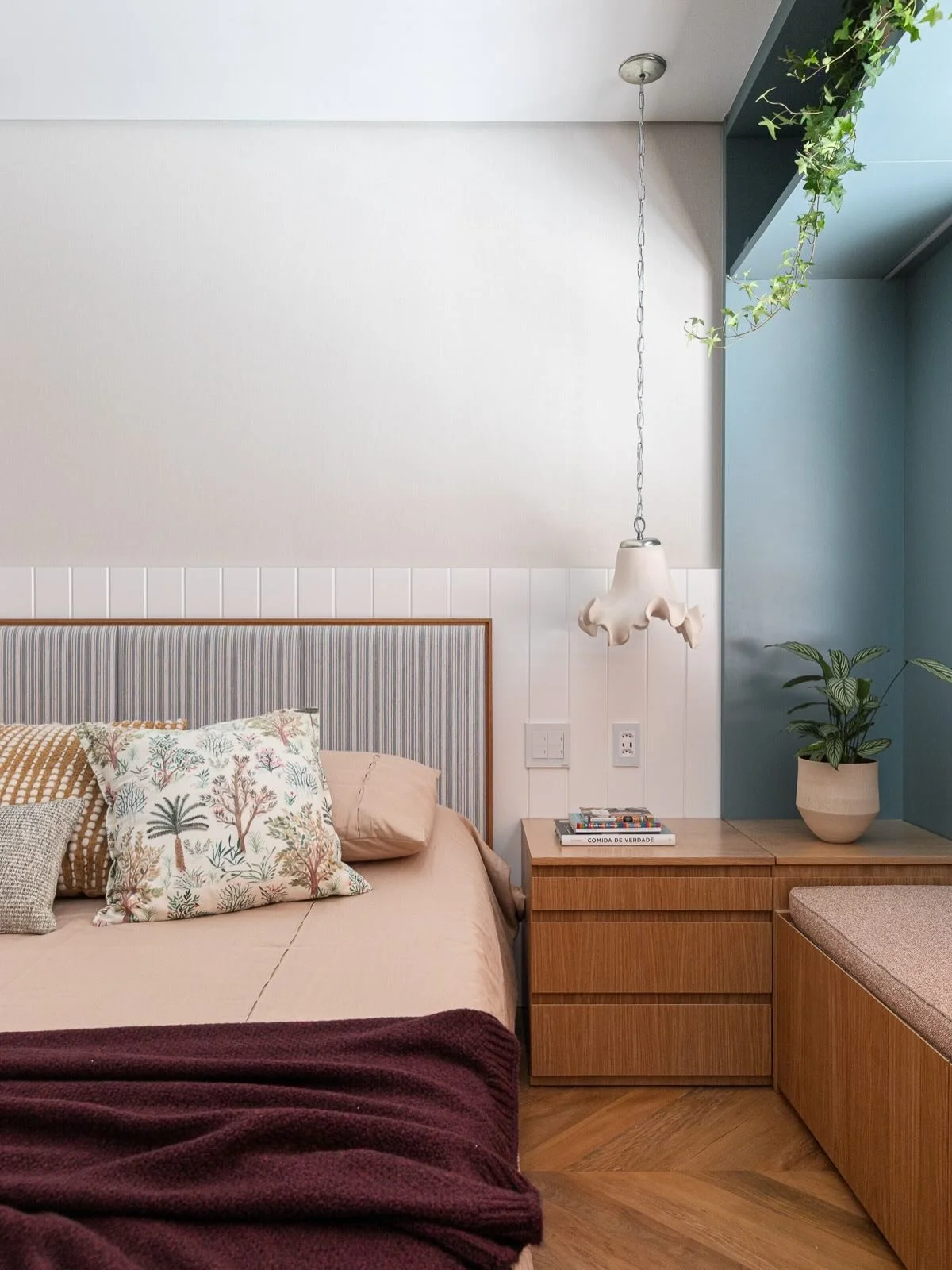 AP DS Vila Madalena DE &bull; Cada lado da cama desse casal &eacute; um pouquinho diferente - eles garimparam as lumin&aacute;rias (cada uma de um tamanho) em uma loja em Buenos Aires. 

A nossa proposta na cabeceira da cama da @casapronta foi um tec