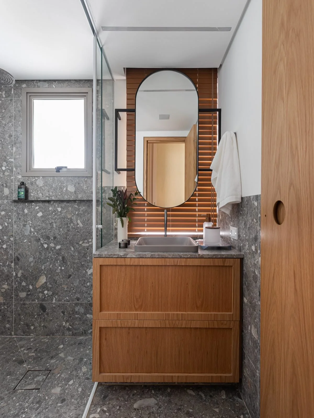 DS AP Vila Madalena DE &bull; O banheiro do Elton 🩶 &bull; com uma mistura de materiais e texturas, o banheiro dele ficou super elegante! 

N&oacute;s aumentamos o banheiro original e ele ocupou parte do closet. Por conta disso, a bancada ficou na f