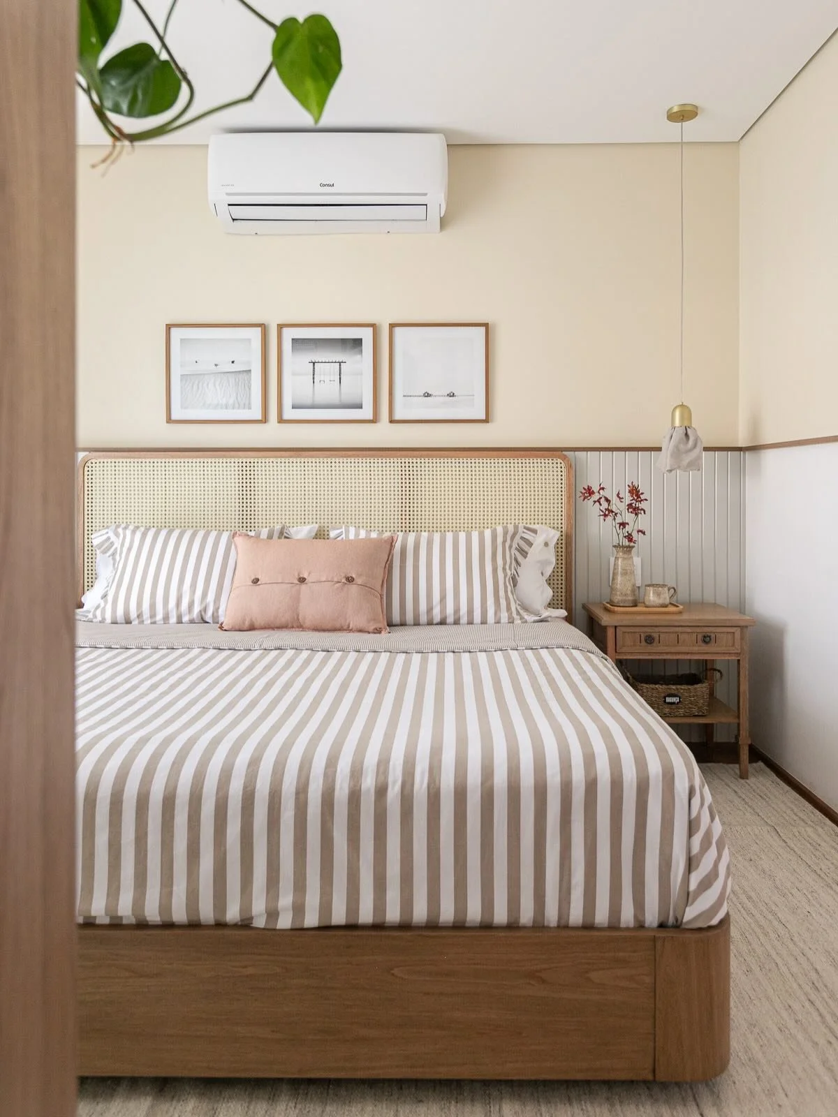 DS Resid&ecirc;ncia Alto de Pinheiros CA &bull; A suite da Chris e do Ale &eacute; uma coiiisa de aconchegante. S&oacute; de olhar para as fotos da vontade de se jogar nessa cama e passar horas lendo um livro e descansando ❤️ &bull; 

Esse enxoval li