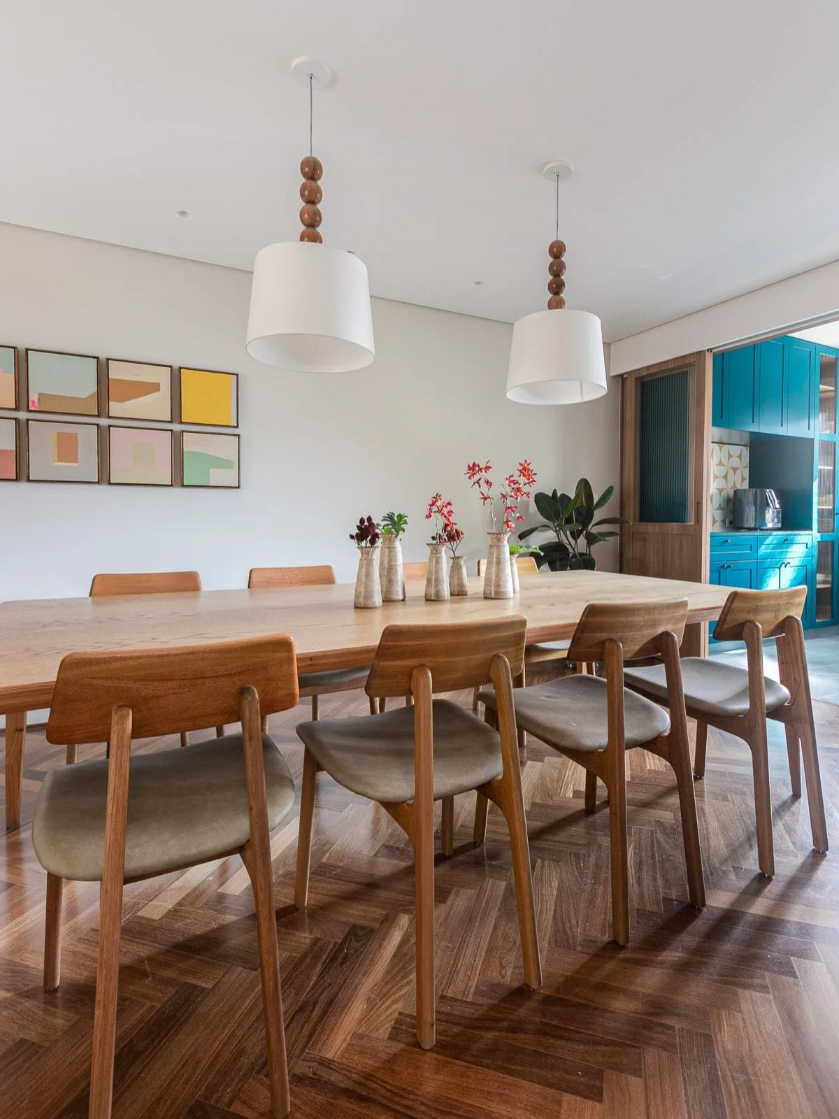 DS Alto de Pinheiros CA &bull; Nessa casa de VILA em SP, a sala de jantar nessa casa fica no mesmo andar da cozinha, escrit&oacute;rio e da lavanderia. A gente integrou a sala de jantar com a cozinha para termos mais luz natural no ambiente 🌟

Esses
