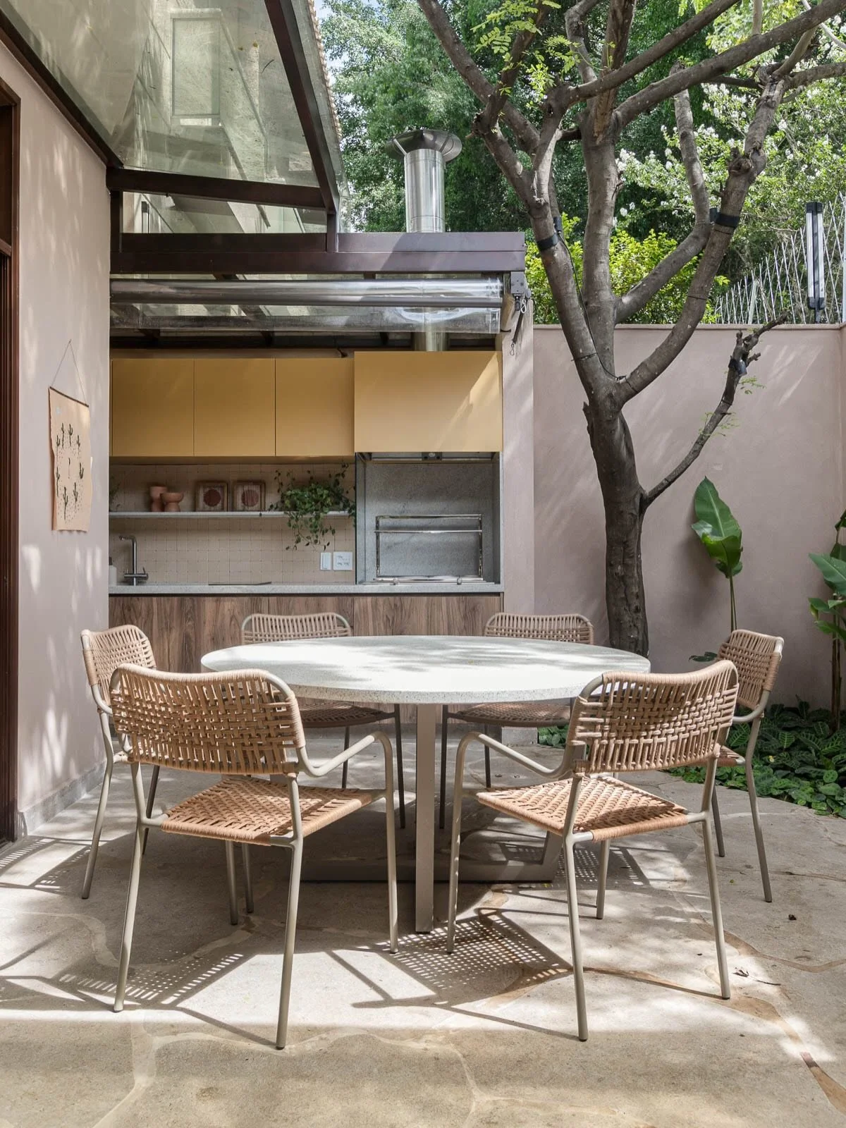 DS Resid&ecirc;ncia Alto de Pinheiros CA &bull; A &aacute;rea da churrasqueira dessa casa ficou em uma das laterais da casa que reformamos completamente. Fizemos de tal forma que ela ficasse bem protegida em dias de chuva e ao mesmo tempo integrada c