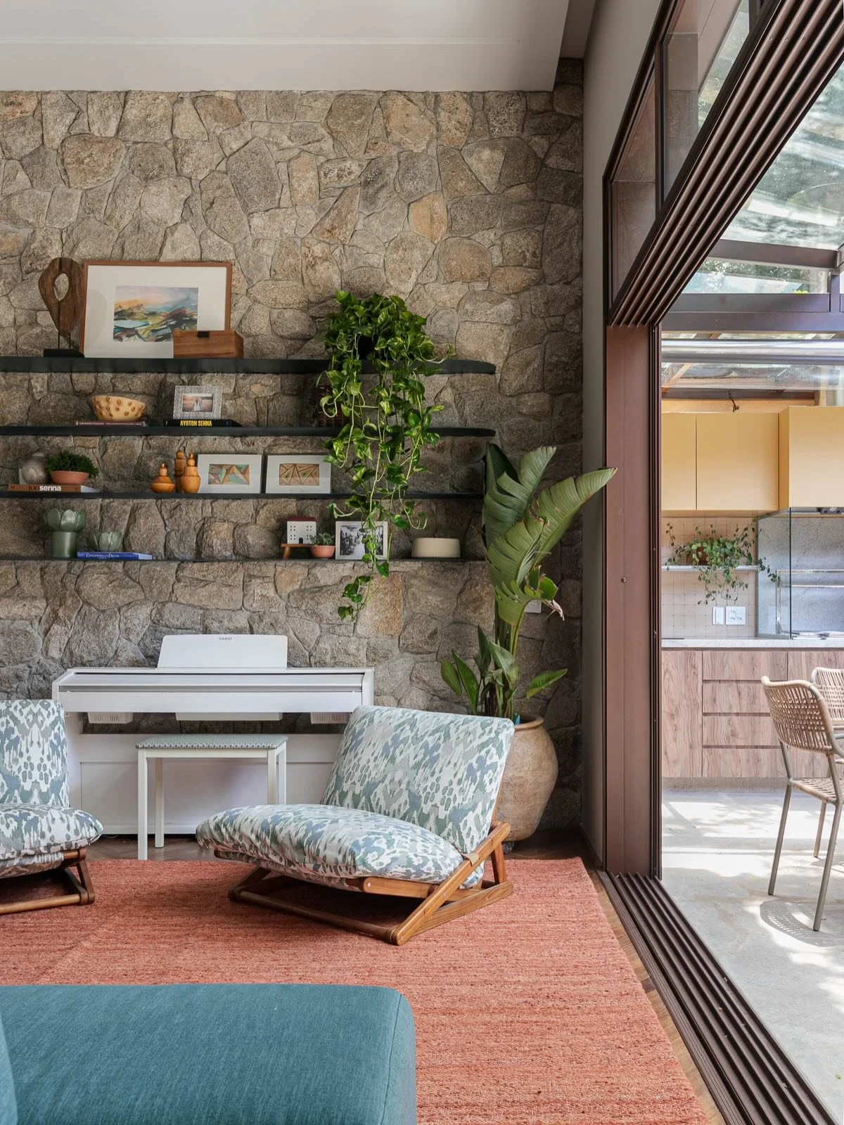 DS Resid&ecirc;ncia Alto de Pinheiros CA &bull; Essa sala deliciosa agora est&aacute; completamente integrada com o terra&ccedil;o - d&aacute; para acreditar que antes praticamente n&atilde;o tinha essa integra&ccedil;&atilde;o? A sala era escura e o