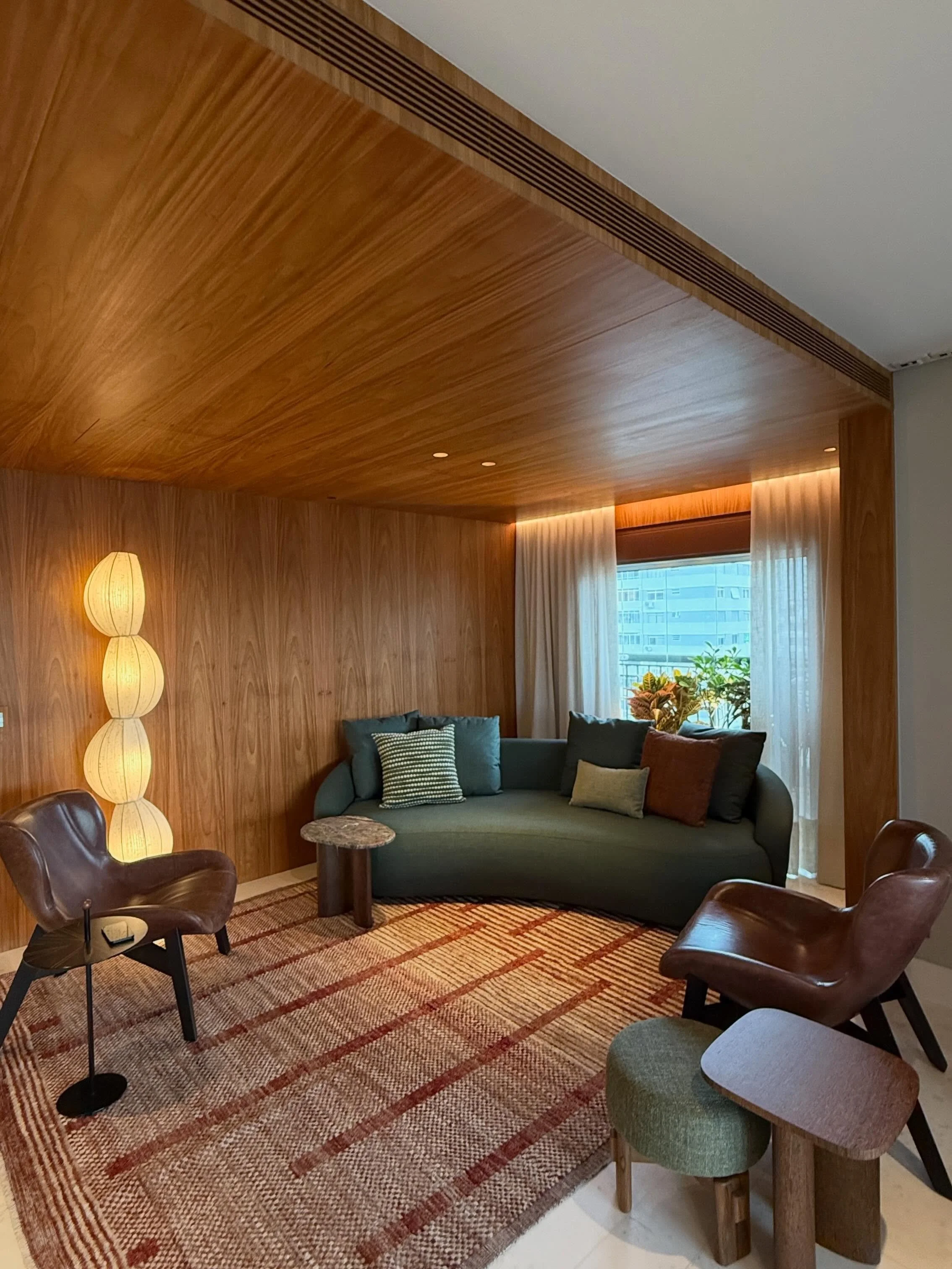 Depois de 8 anos voltamos para dar uma renovada em alguns ambientes desse apartamento ❤️ &bull; E eu quero antes de qualquer coisa agradecer a Sil e ao Luiz que de novo confiaram na gente - eles desde sempre me marcaram muito pela confian&ccedil;a e 