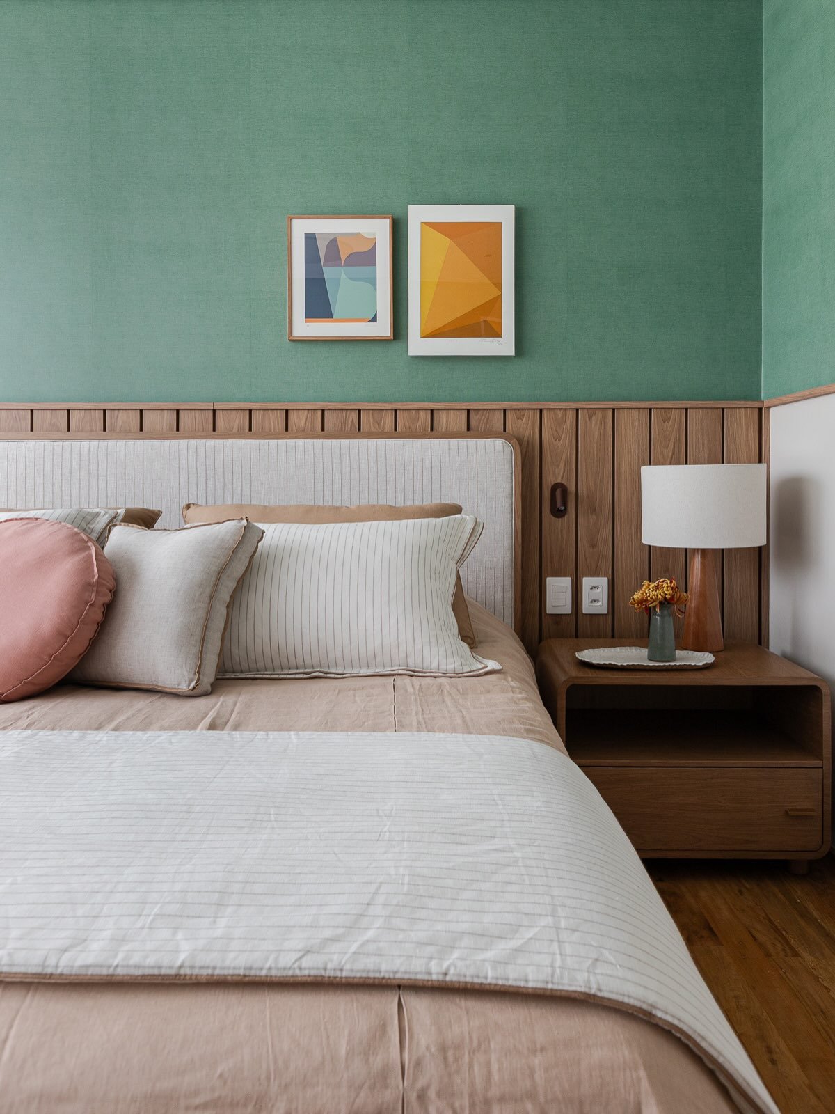 DS Resid&ecirc;ncia Jundia&iacute; GS &bull; 

O quarto do casal dessa casa tem como base o verde do papel de parede da @branco.casa . Para contrastar com o tom mais vibrante do papel, a nossa proposta foi entrar com um enxoval em tons mais calmos - 