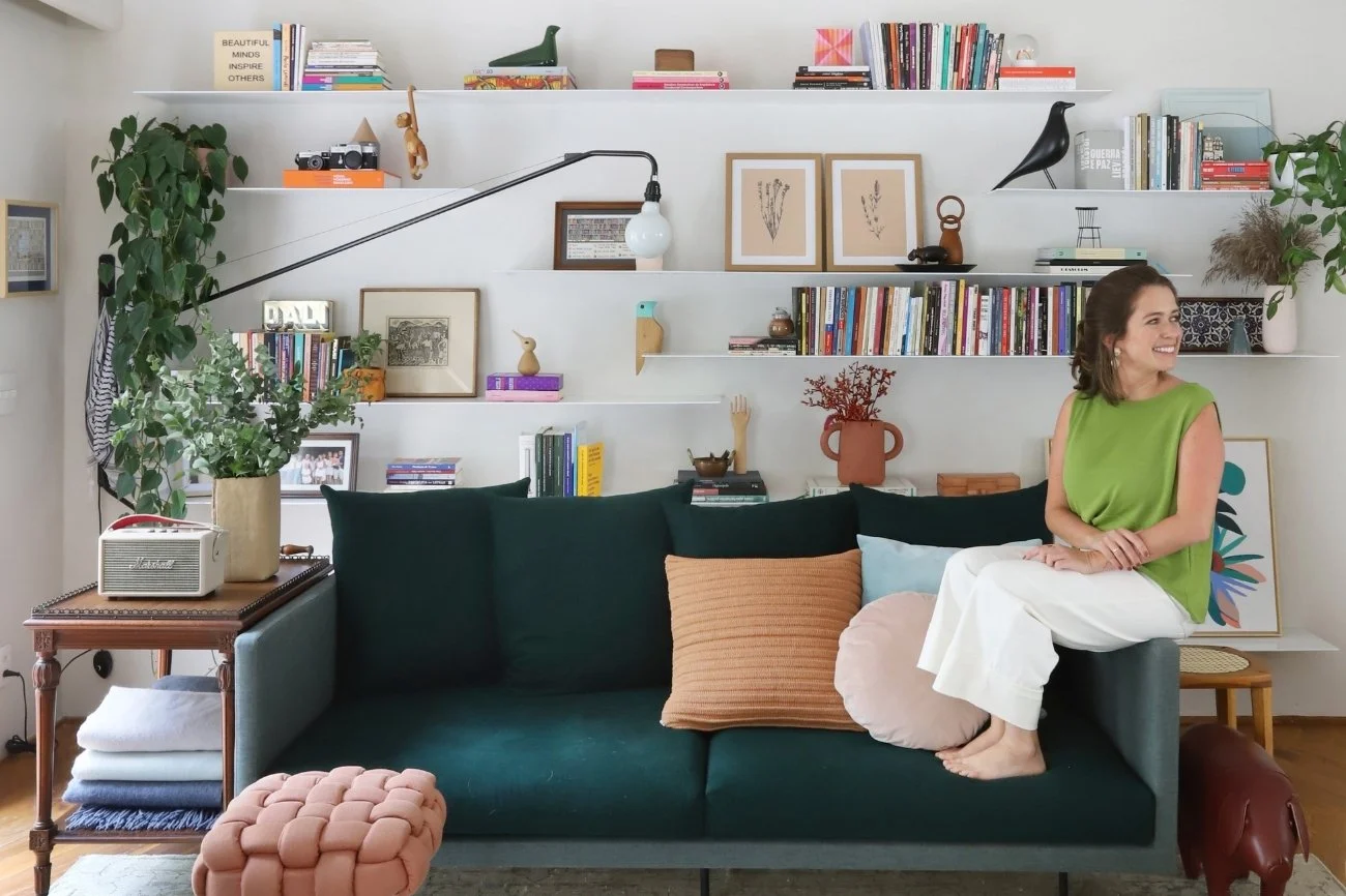 arquiteta-duda-senna-sala-de-estar-estante-sofa-verde-sao-paulo.jpg
