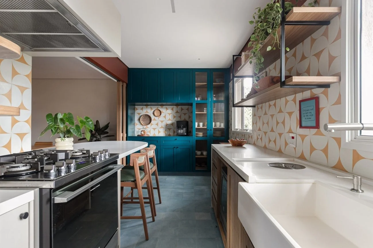cozinha-azul-petroleo-ladrilho-hidraulico-duda-senna-arquitetura-sao-paulo.jpg