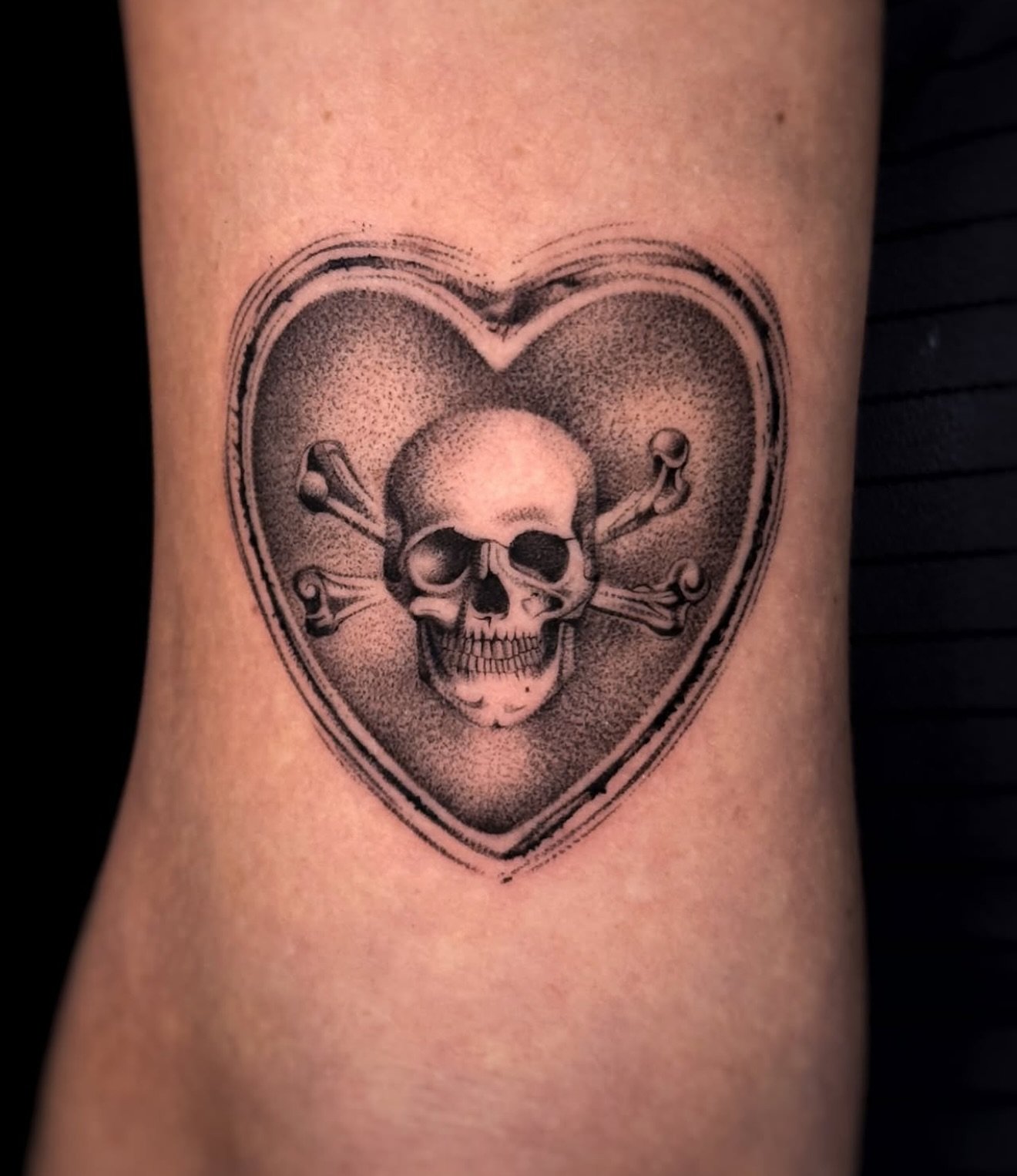 R E S I D E N T  A R T I S T // E L L E N 
B O O K S  O P E N // @e.hayes.art 

E L Y S I A N  T A T T O O  C O // @elysiantattooco