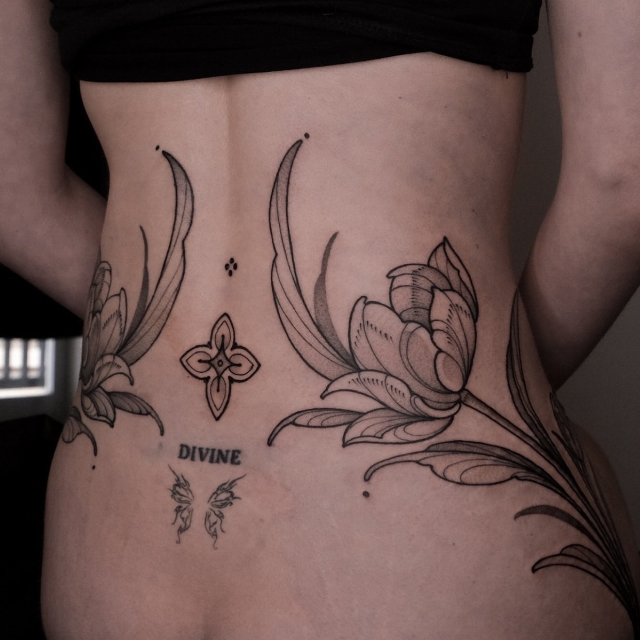 R E S I D E N T  A R T I S T // 
@katia.inks 

E L Y S I A N  T A T T O O  C O // @elysiantattooco