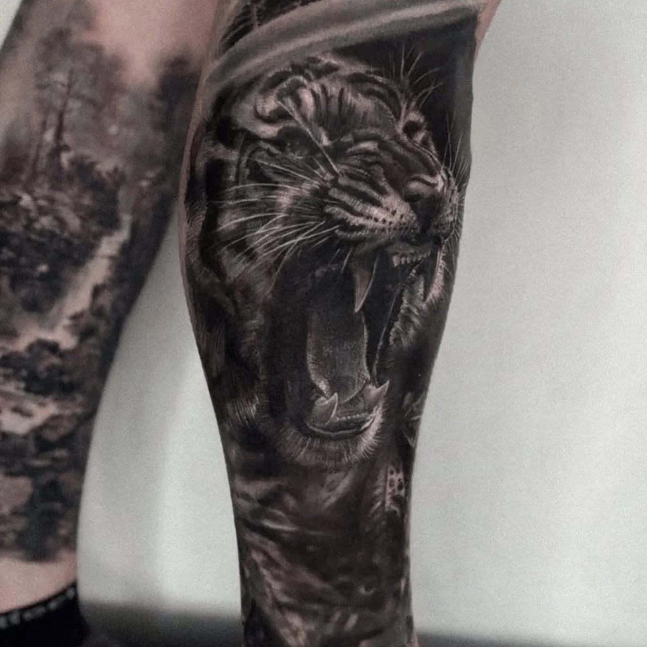 R E S I D E N T  A R T I S T // 
@krisbarnastattoo 

E L Y S I A N  T A T T O O  C O // @elysiantattooco