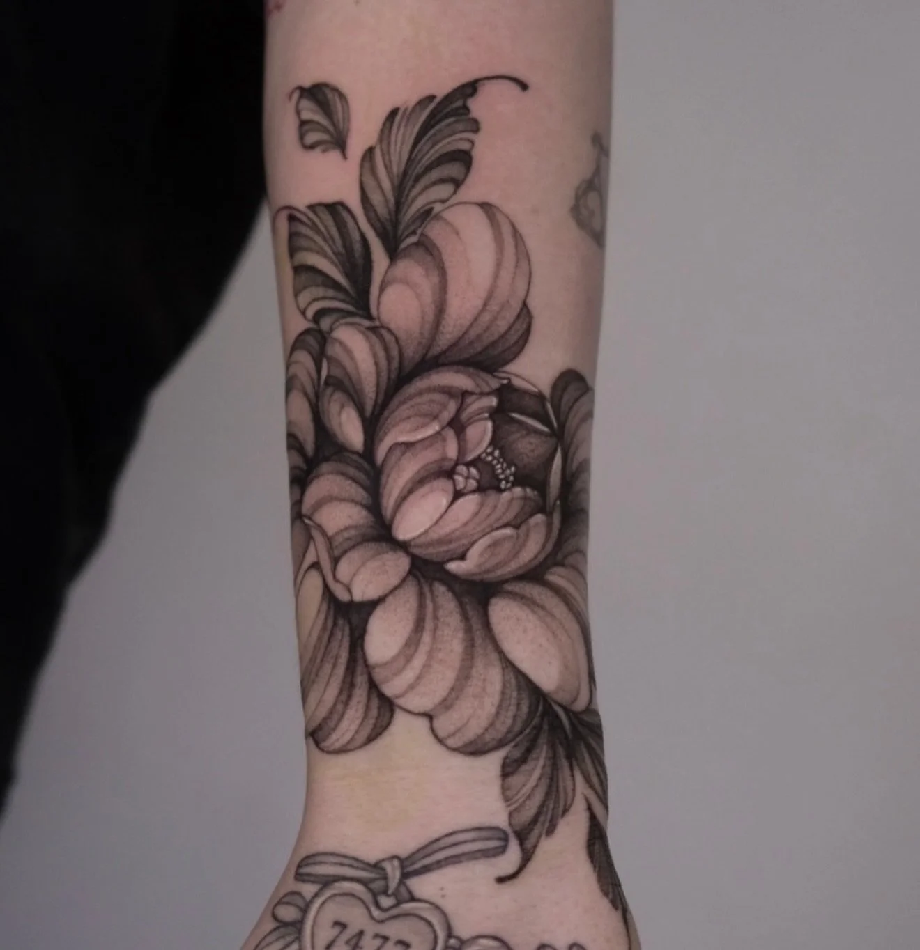 R E S I D E N T  A R T I S T // 
@katia.inks 

E L Y S I A N  T A T T O O  C O // @elysiantattooco