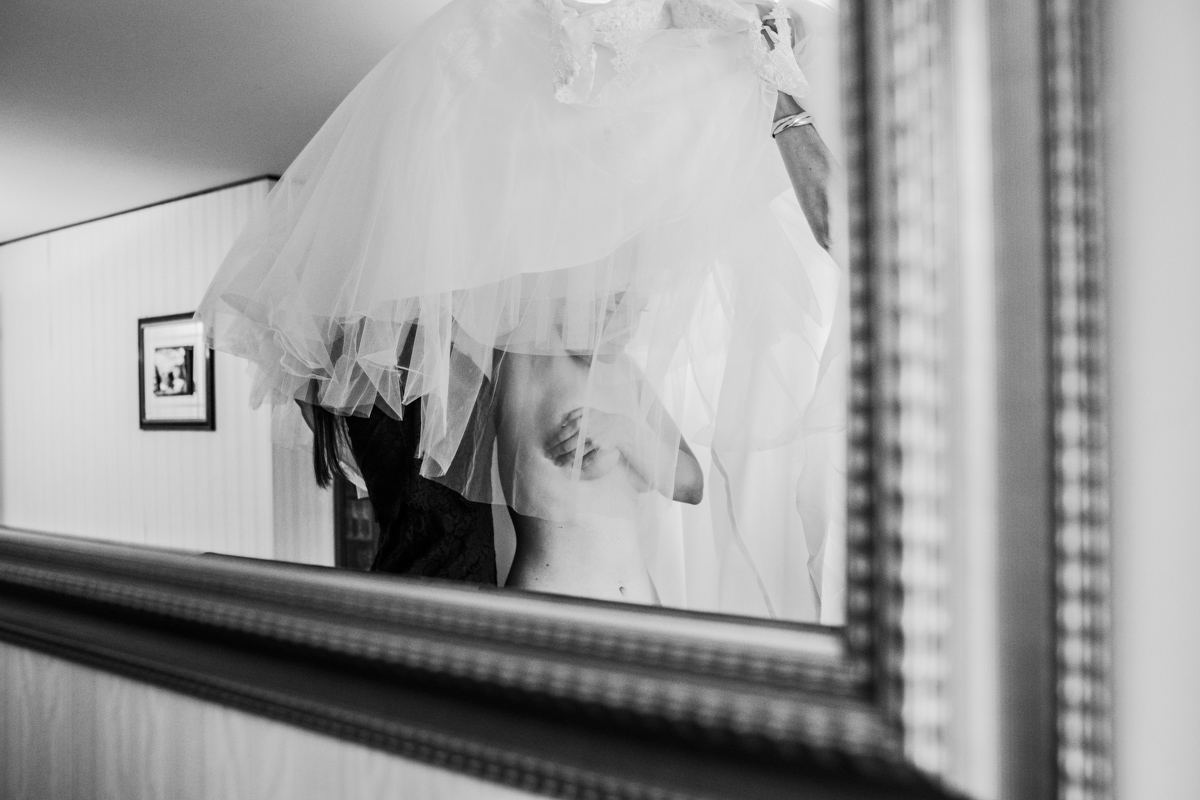 photographe mariage Annecy - détail mise en robe