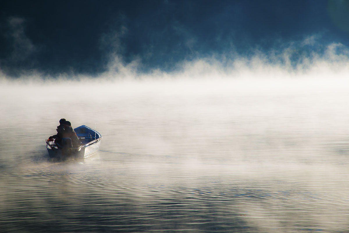 PECHEUR DANS LA BRUME - LAC D'ANNECY