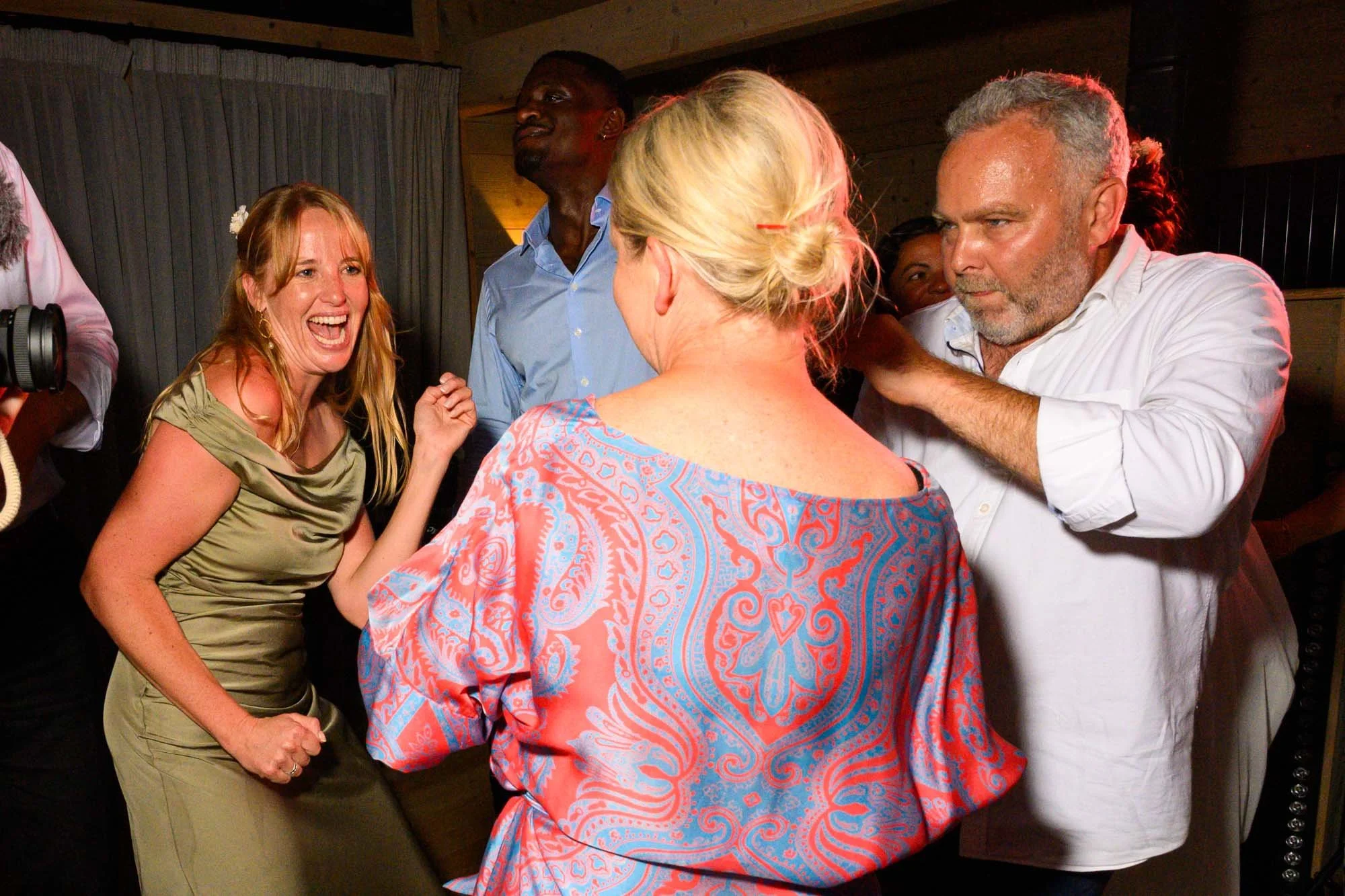 Groupe de personnes souriantes dansant et discutant lors d'une fête ou d'une célébration
