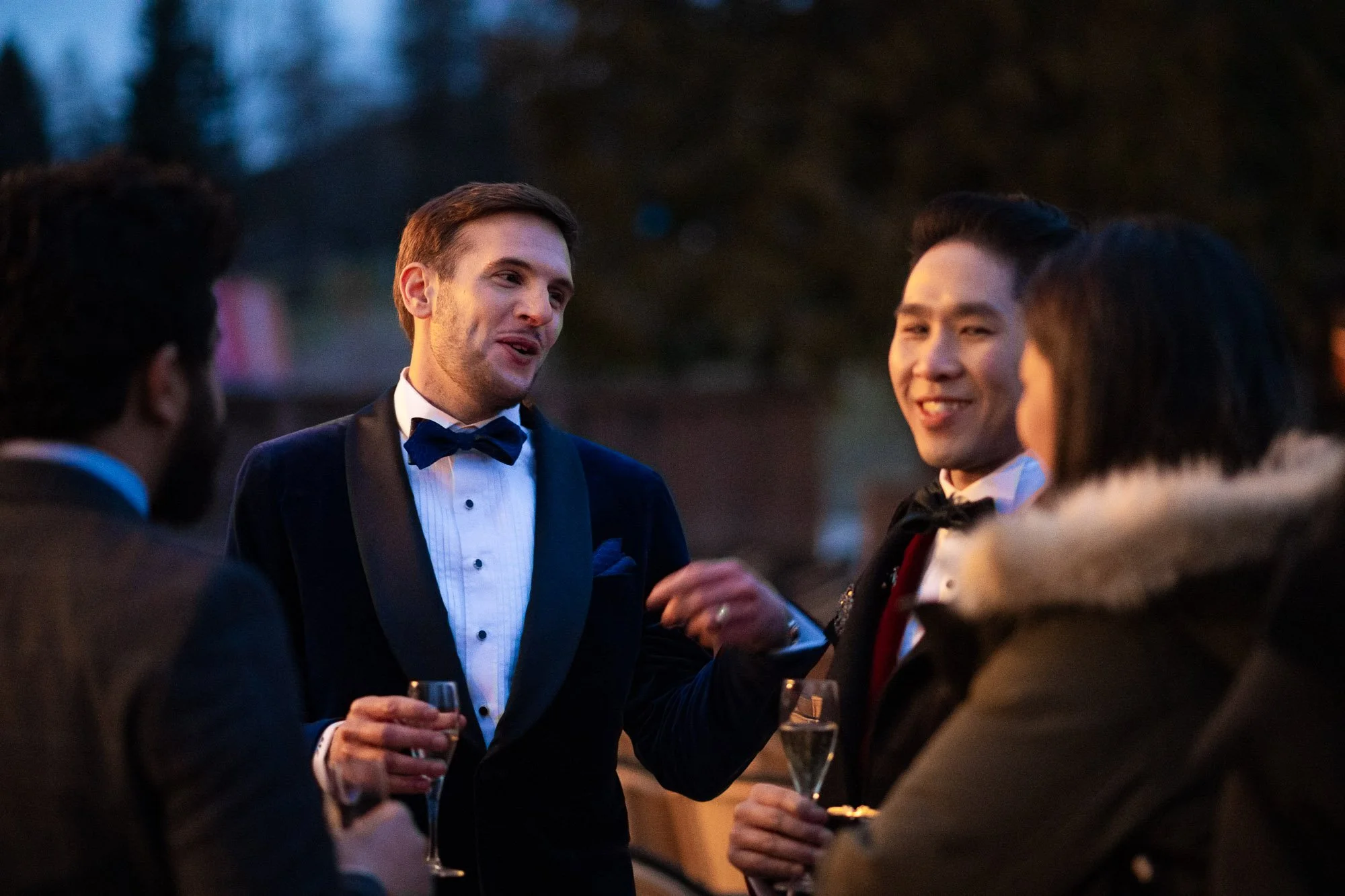 Groupe de personnes en costume élégant discutant et buvant du champagne lors d'une soirée