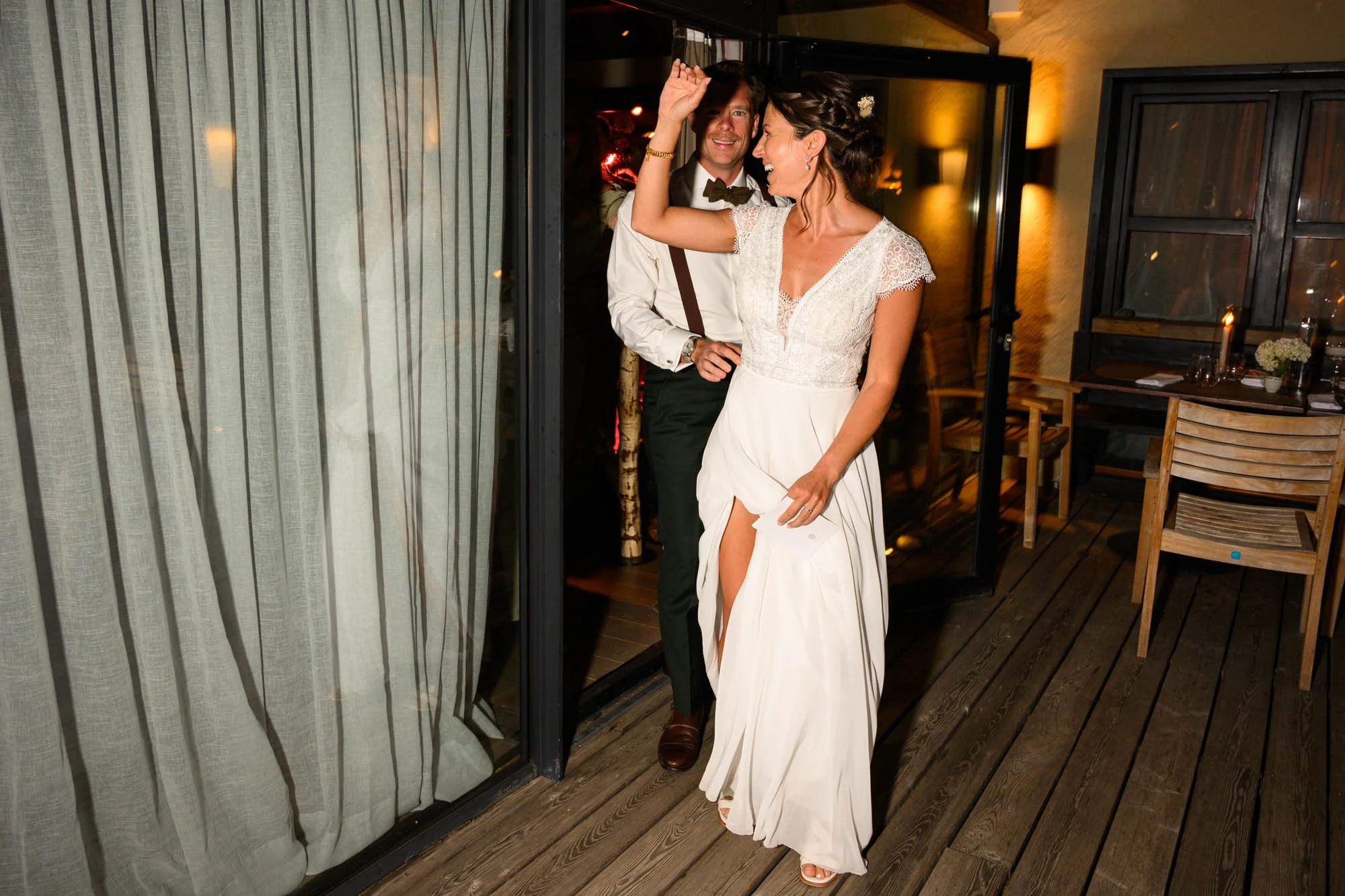 Un couple en tenue de mariage dans une scène de célébration, la femme en robe blanche et le homme en chemise, dernier moment de la cérémonie ou de la fête.