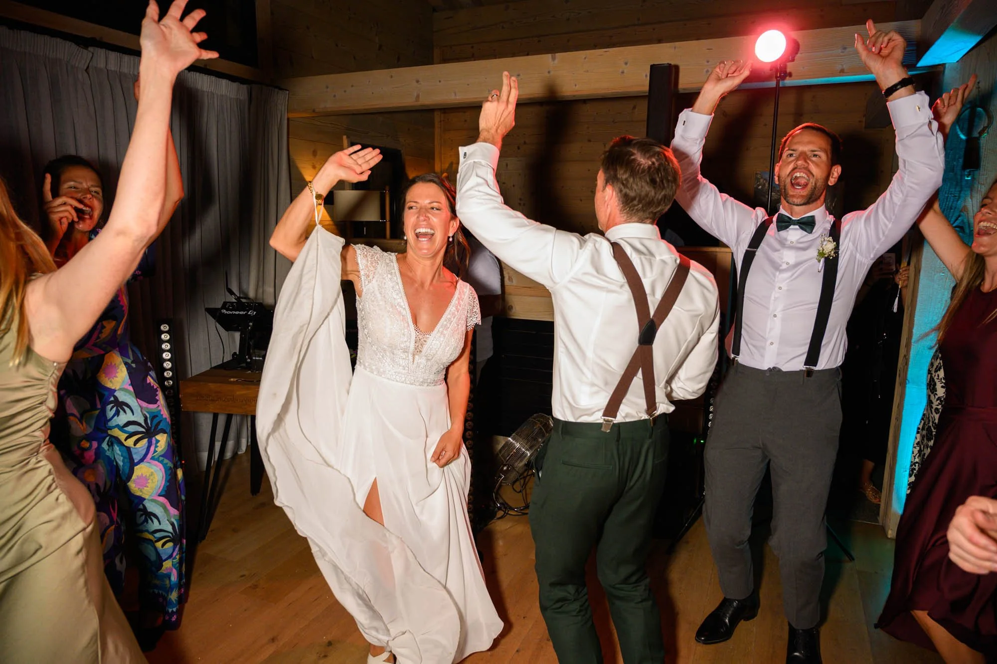 Groupe de personnes qui dansent et s'amusent lors d'une fête ou d'une célébration.