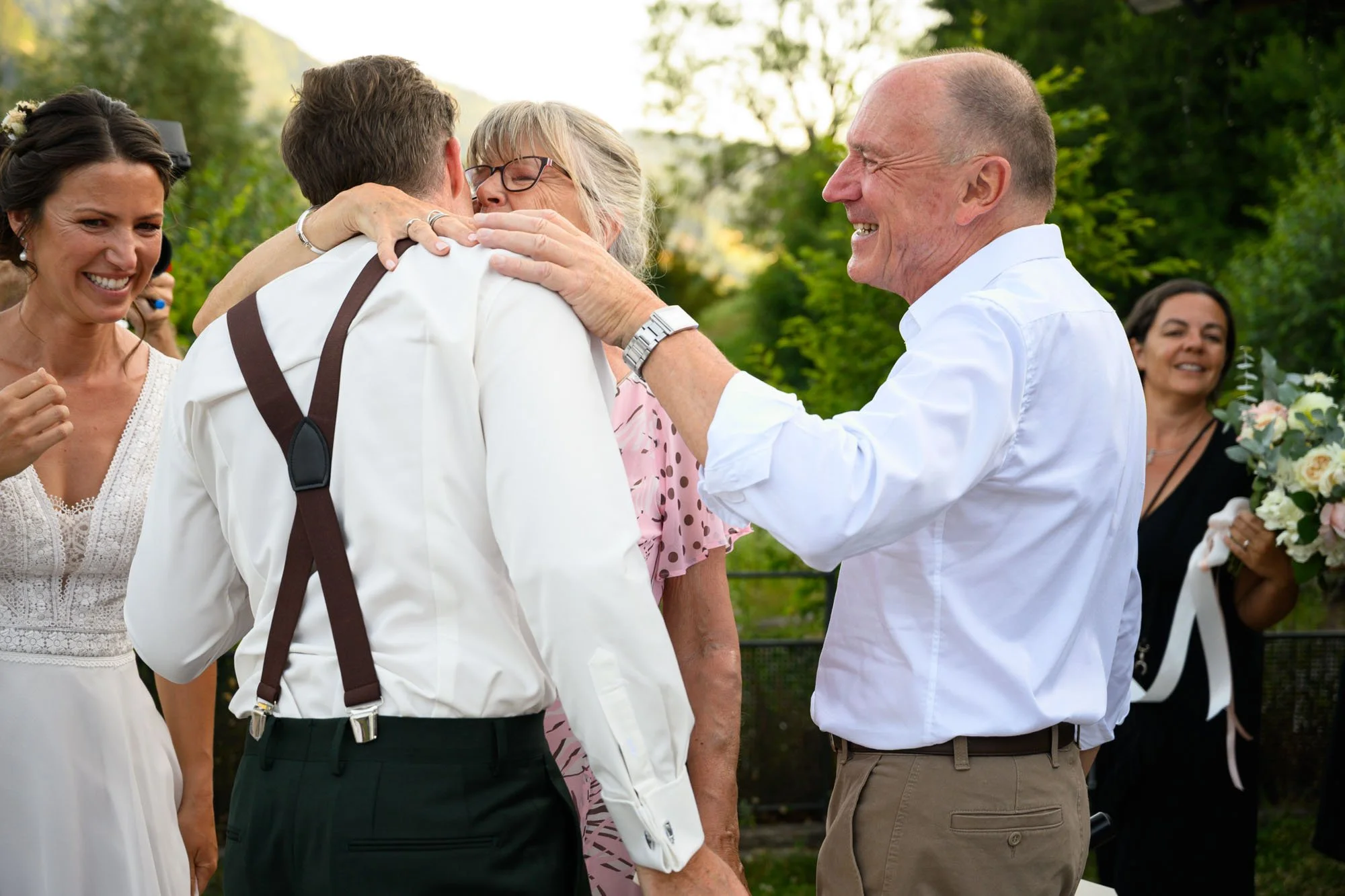 Un groupe de personnes en visite à l'extérieur, toutes souriantes, en train de partager un moment de bonheur.
