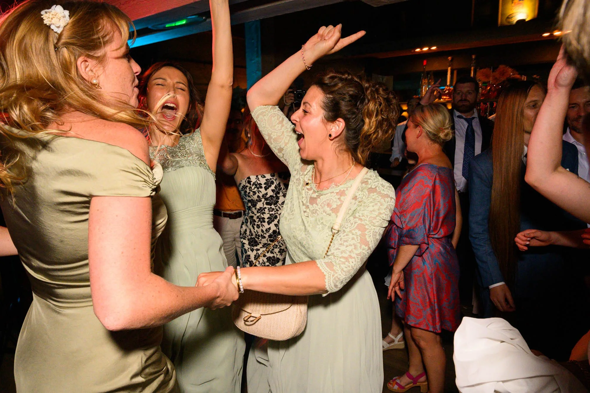 Groupe de personnes qui dansent et s'amusent lors d'une fête ou d'une célébration dans une ambiance chaleureuse et festive.