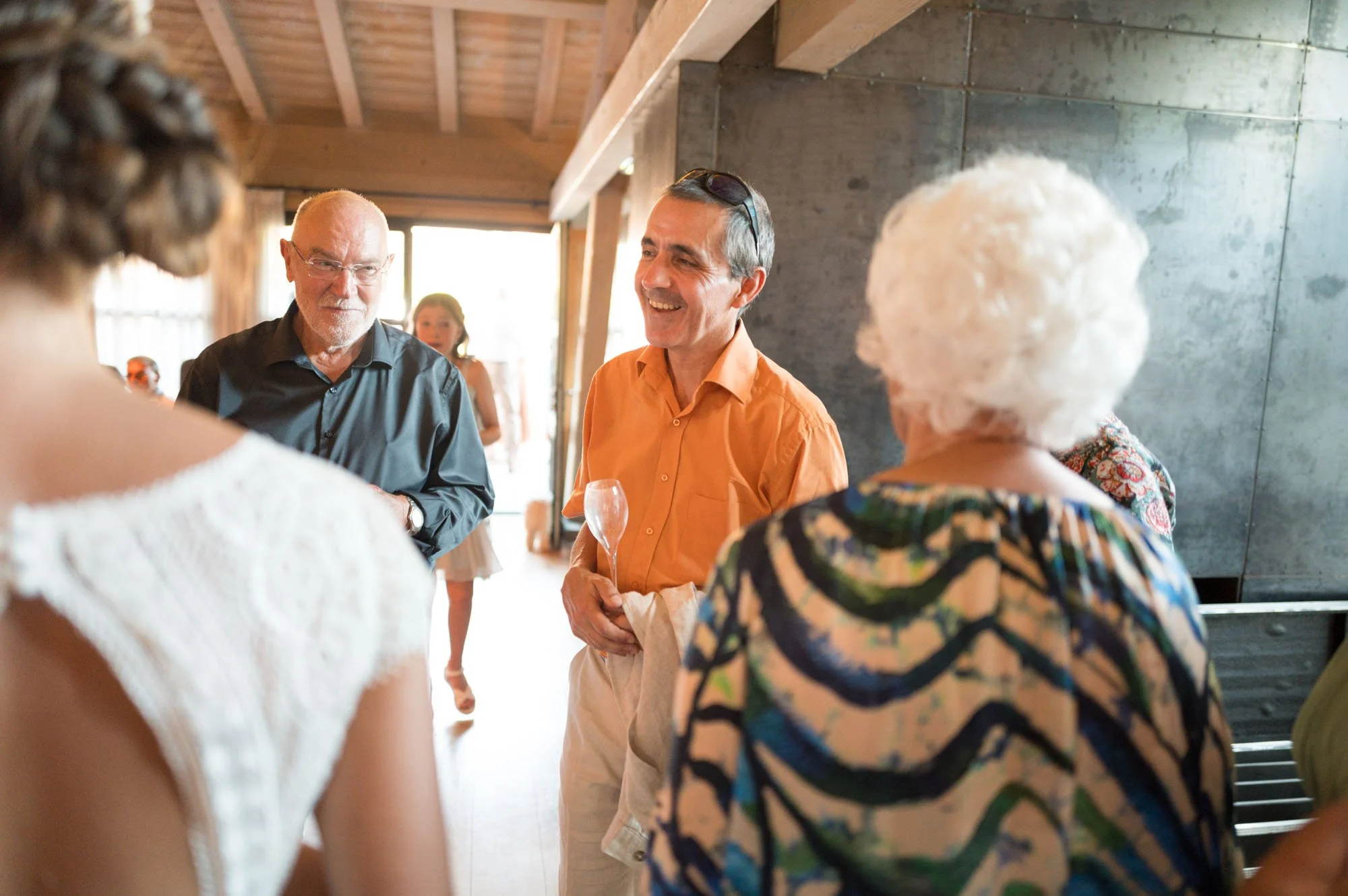 Groupe de personnes sociales en conversation dans une maison moderne