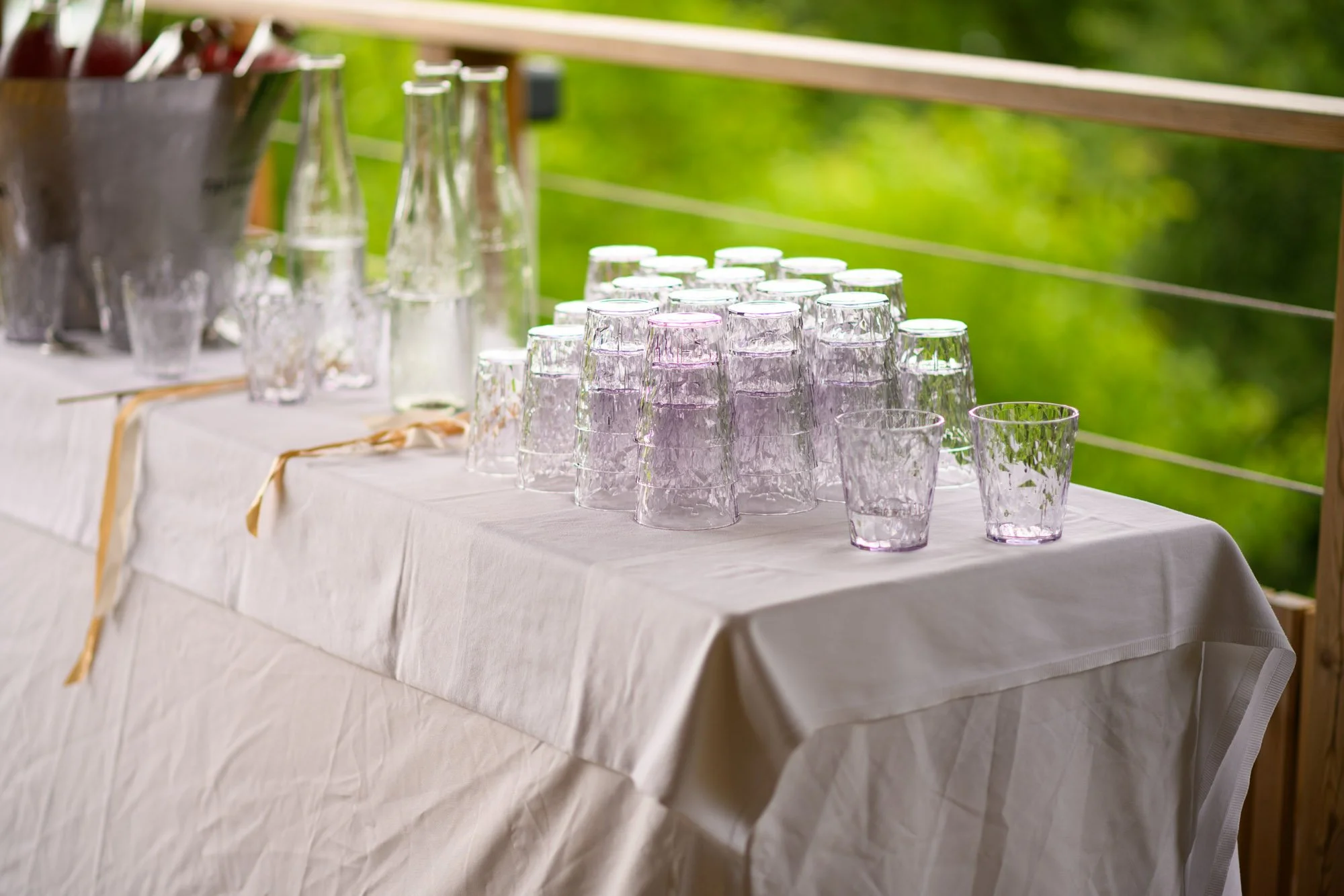 Verre en verre sur une table avec un nappage blanc