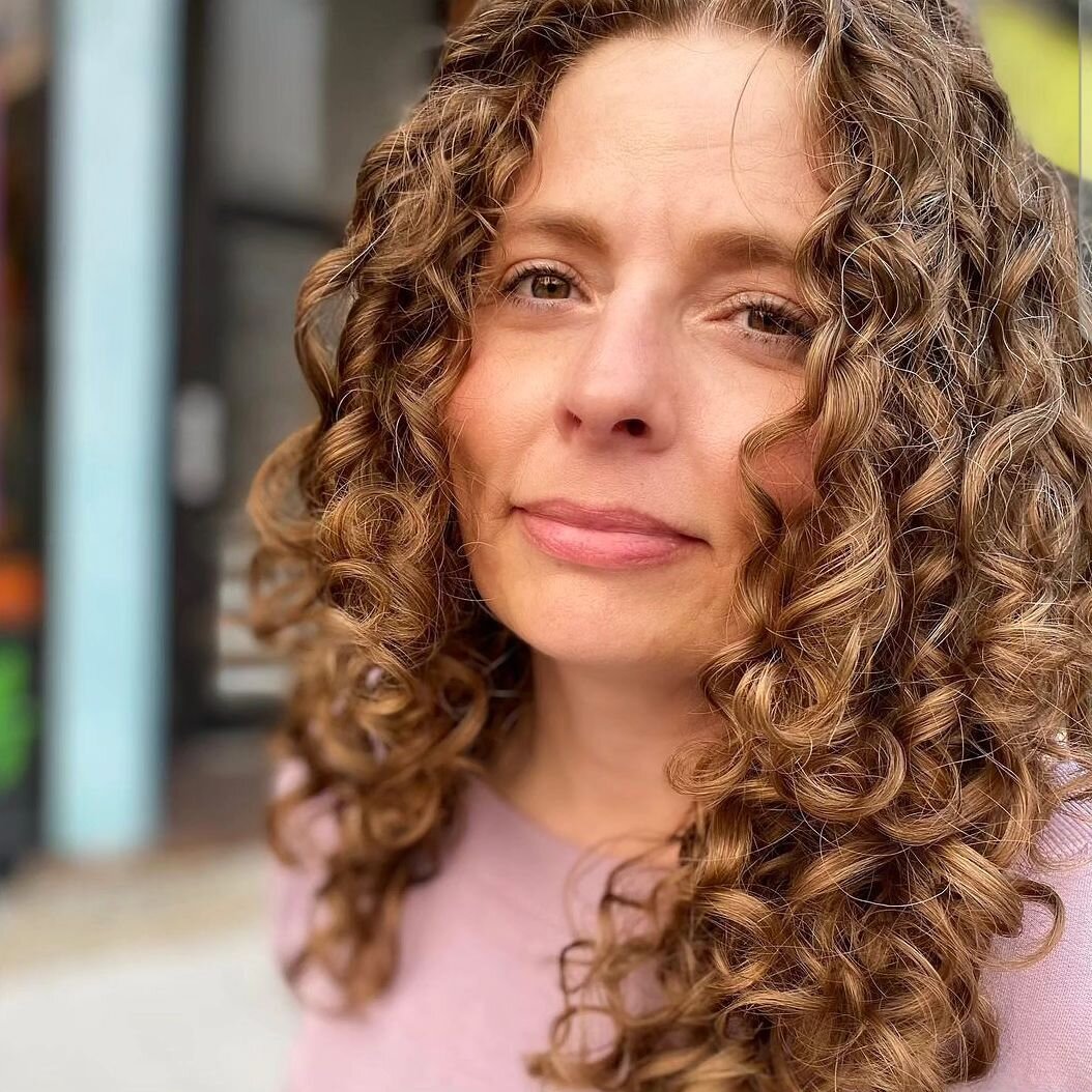 It's giving Ou&iacute;(dad)! Beautiful bounce using the Ouidad curl method by @heathermartinihair 

#twistedscissorschicago #curlyhair #chicagocurls #ouidadcurls #ouid #heathermartinihair