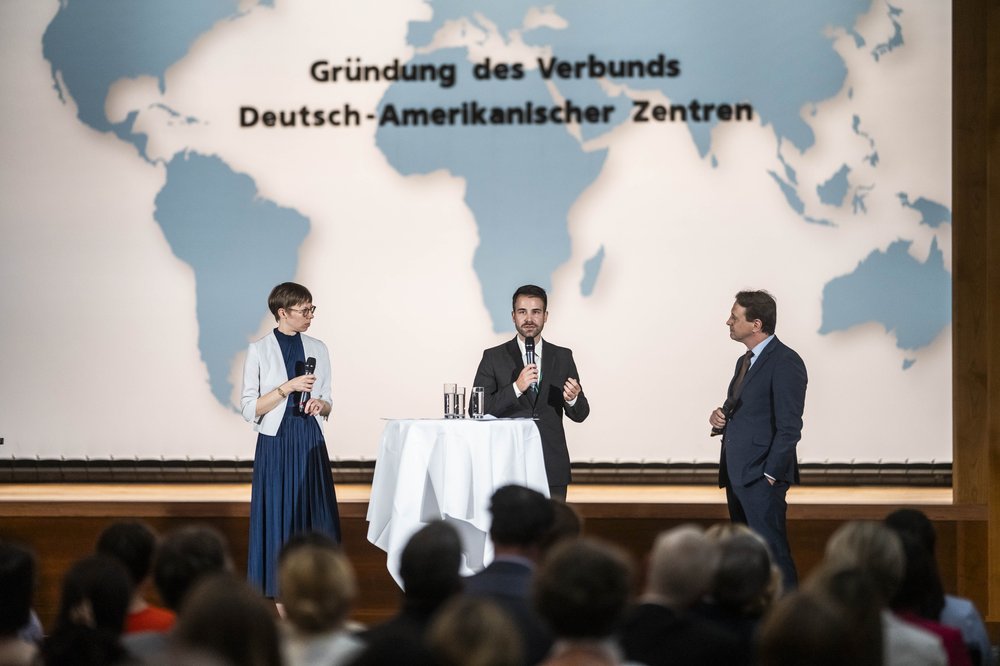 Vorstand des VDAZ: Viktoria Harbecke, Eric W. Fraunholz und Dr. David Sirakov