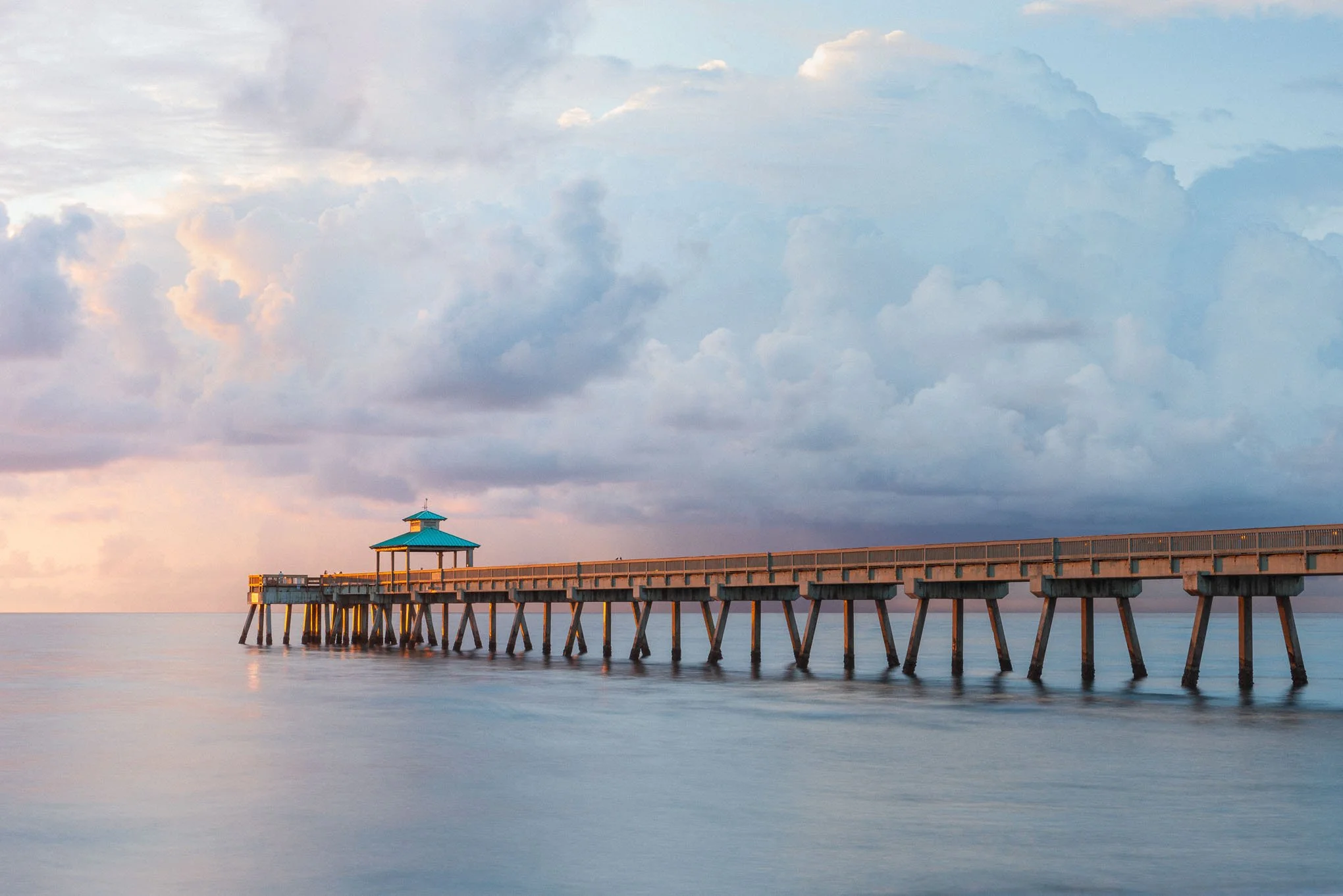 catching-light-florida-sunrise-deerfield-beach-pier-landscape-photography-brendan-alex-phoenix.jpg