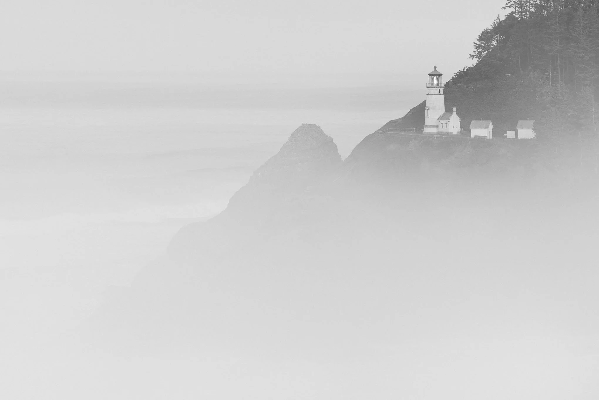 hope-haceta-head-lighthouse-oregon-coast-black-and-white-foggy-landscape-ocean-cliff-photography-brendan-alex-phoenix.jpg