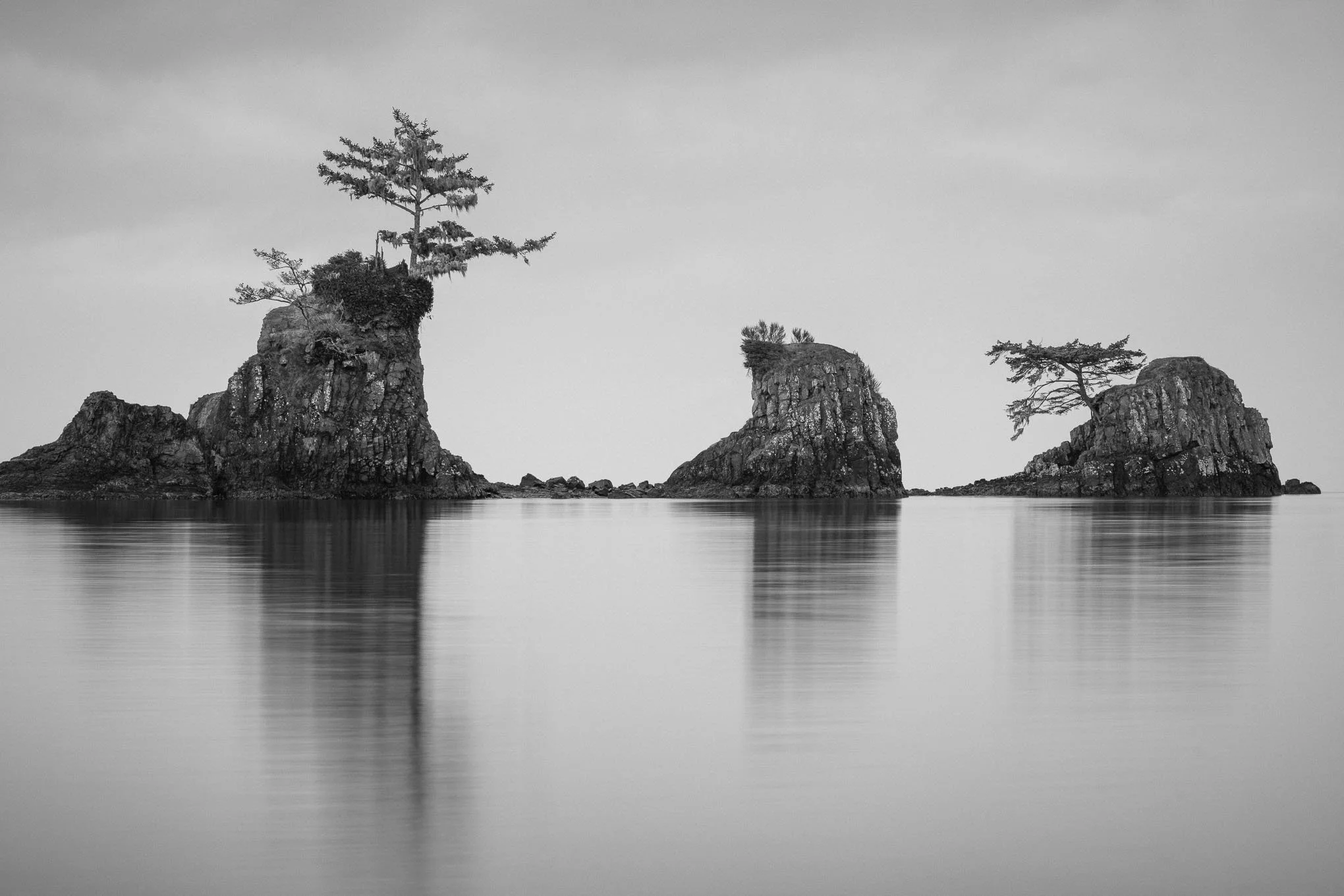 three-brothers-black-and-white-calm-waters-lincoln-city-oregon-landscape-photography-brendan-alex-phoenix.jpg