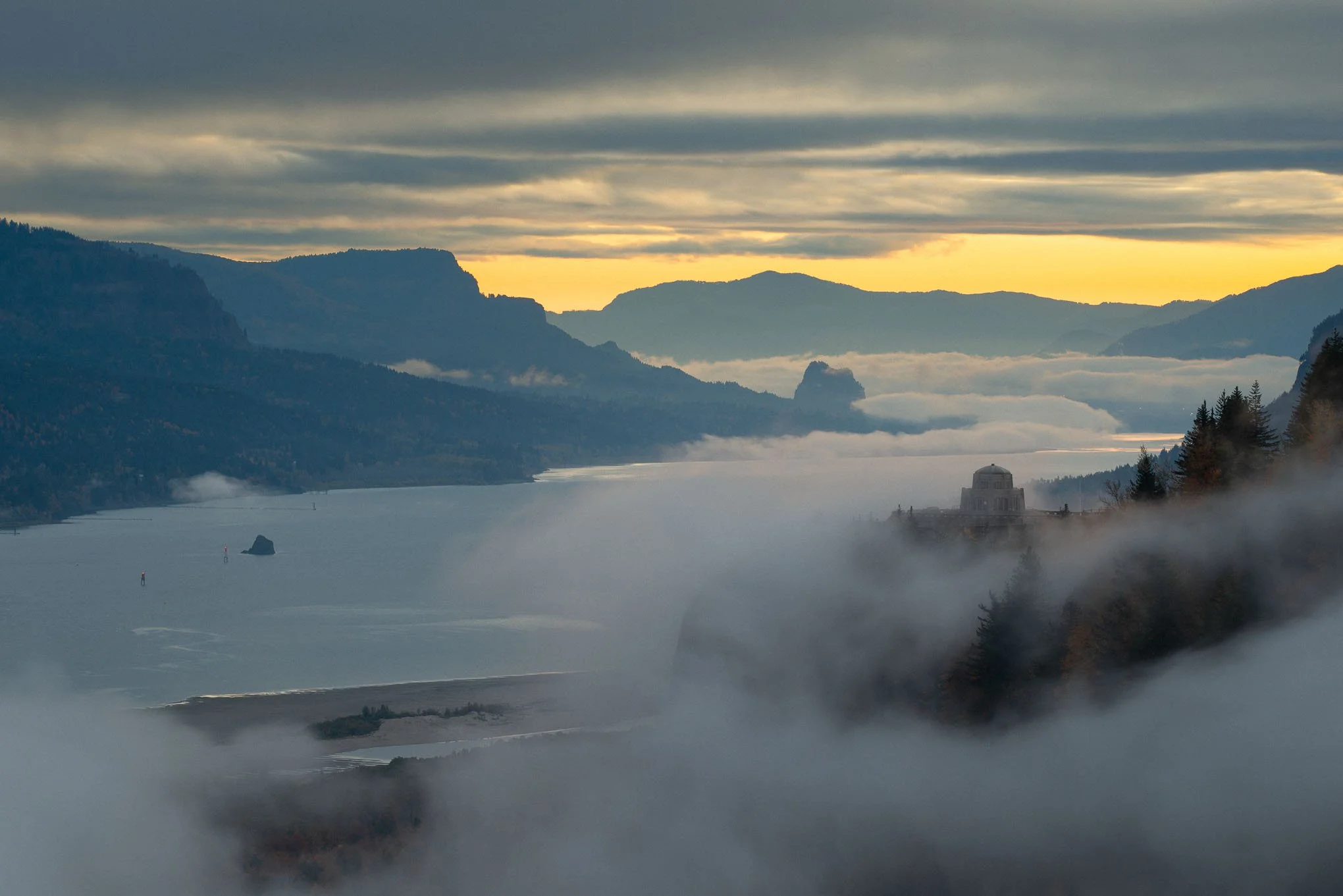 vista-house-fog-crown-point-viewpoint-columbia-river-gorge-oregon-sunrise-landscape-photography-brendan-alex-phoenix.jpg