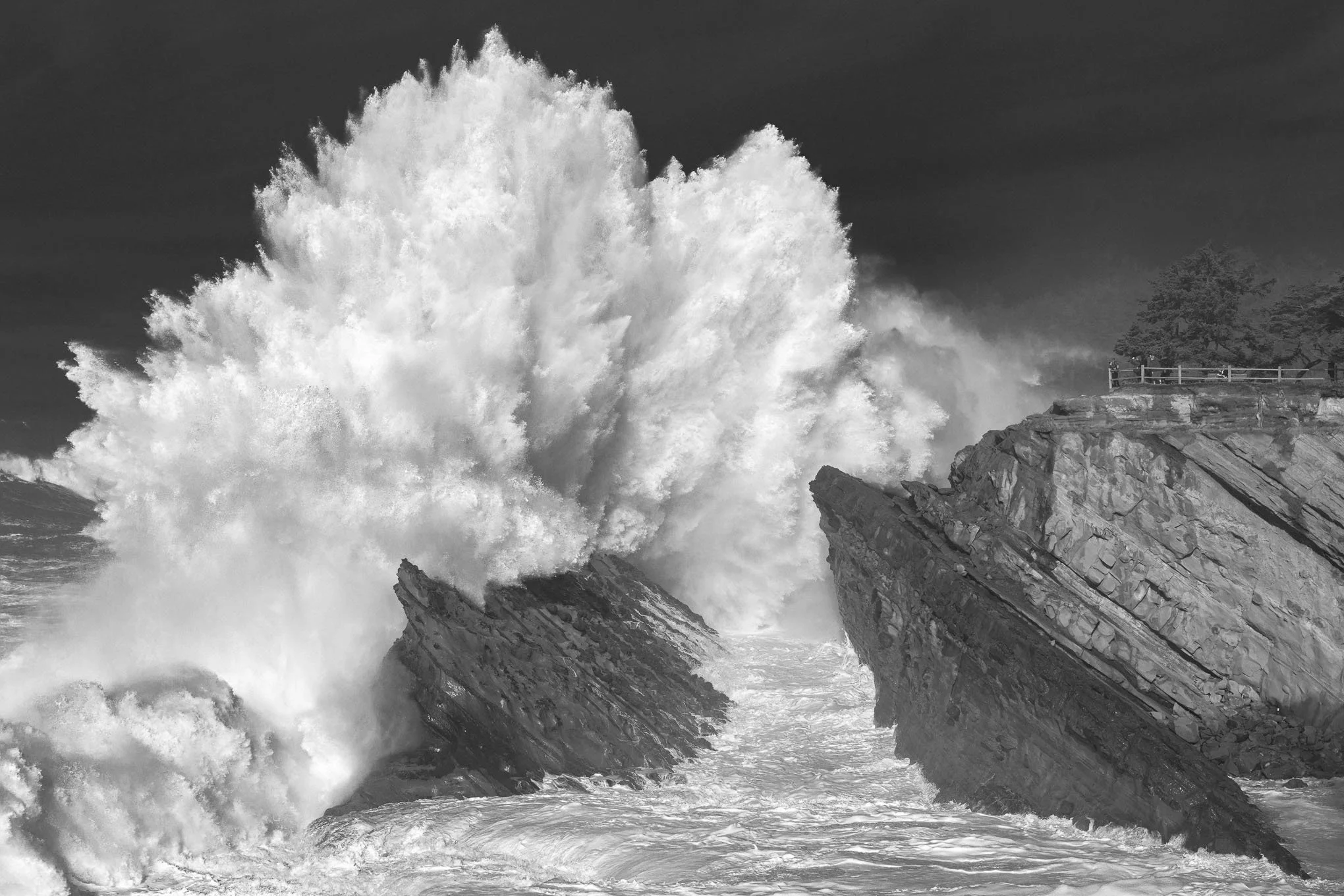 crescendo-2-black-and-white-big-waves-oregon-coast-shore-acres-landscape-photography-brendan-alex-phoenix.jpg