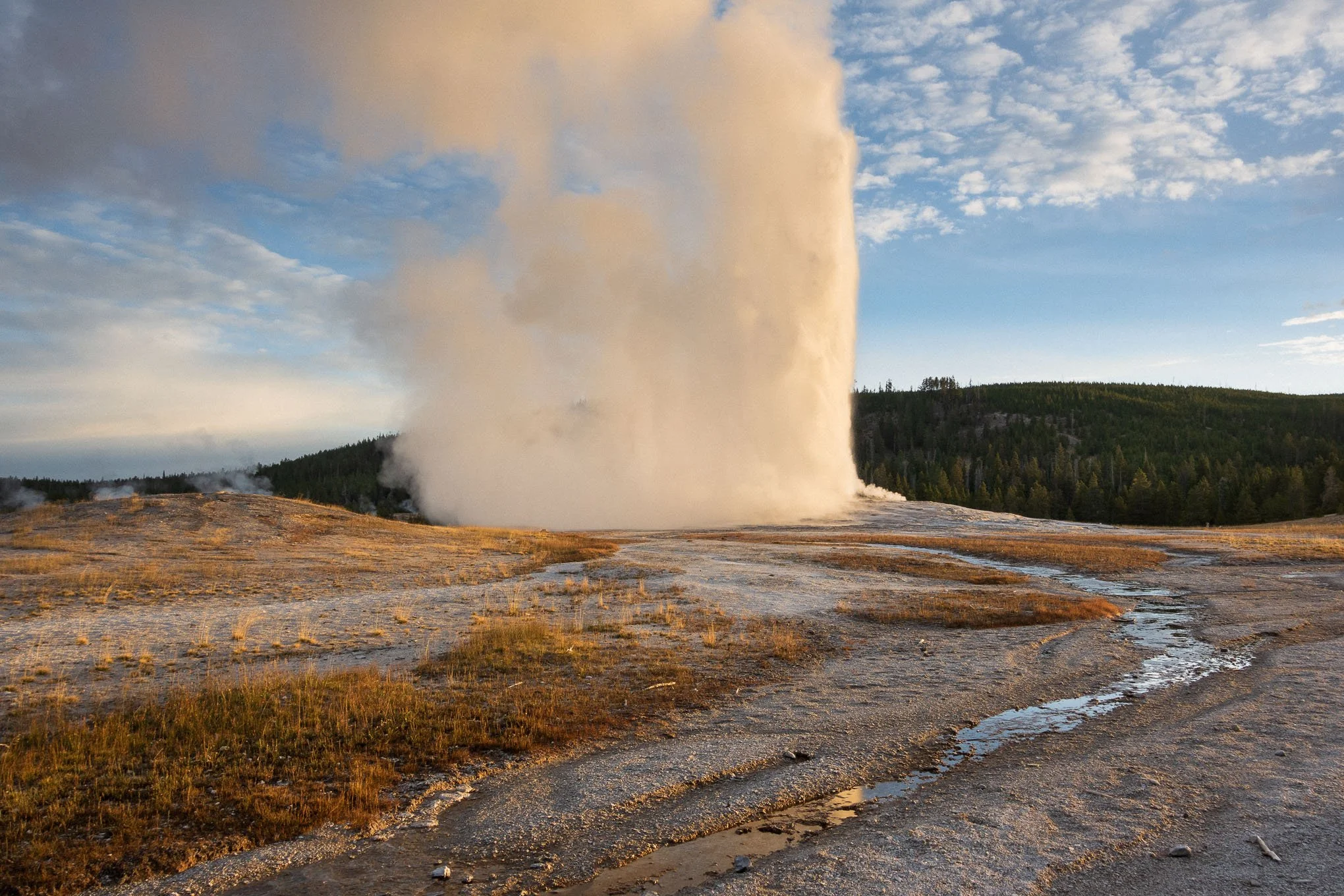 old-faithful-geyser-eruption-yellowstone-national-park-wyoming-hot-spring-geothermal-landscape-photography-brendan-alex-phoenix.jpg