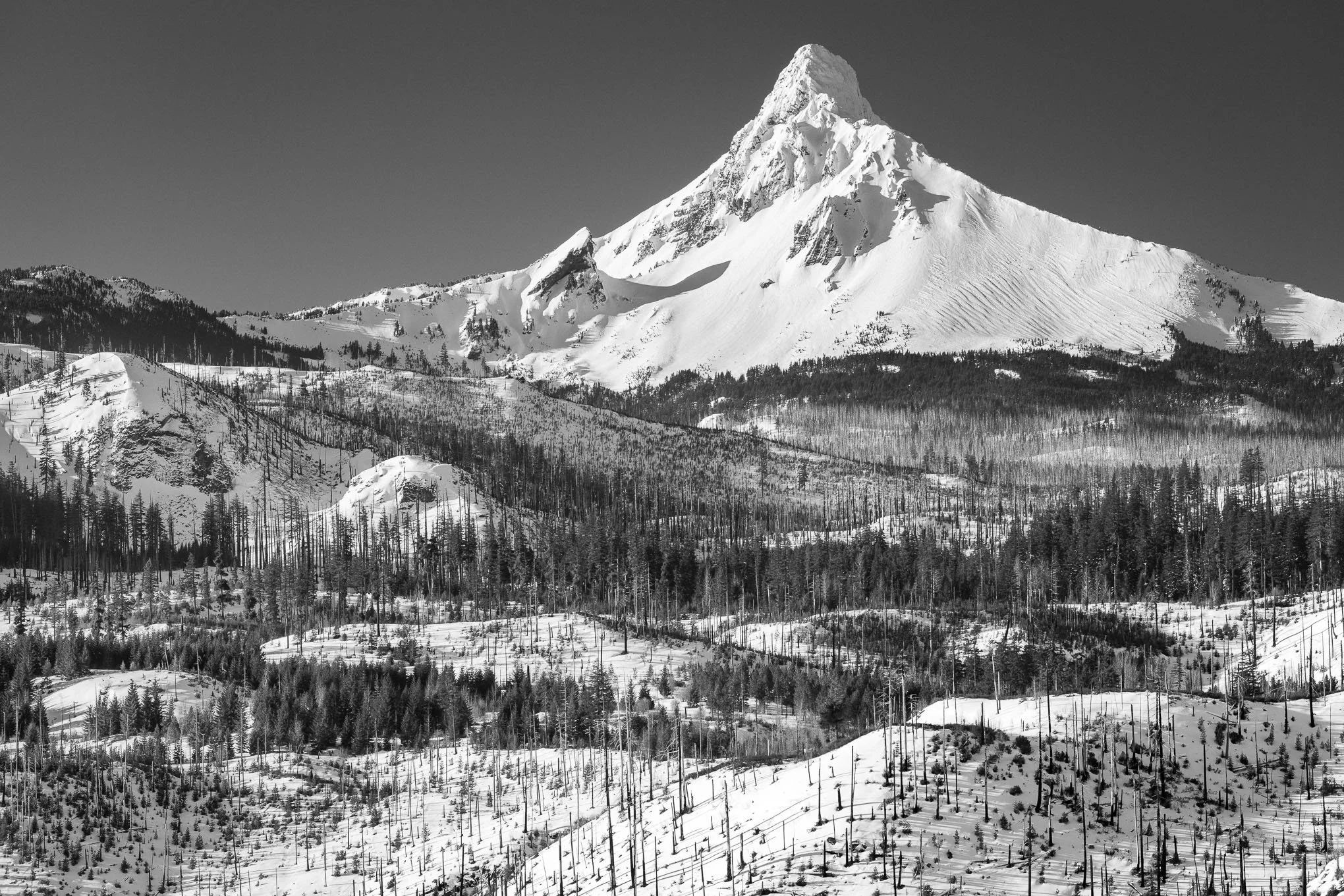 mt-washington-snowy-peak-cascade-mountains-oregon-landscape-black-and-white-winter-scene-photography-brendan-alex-phoenix.jpg