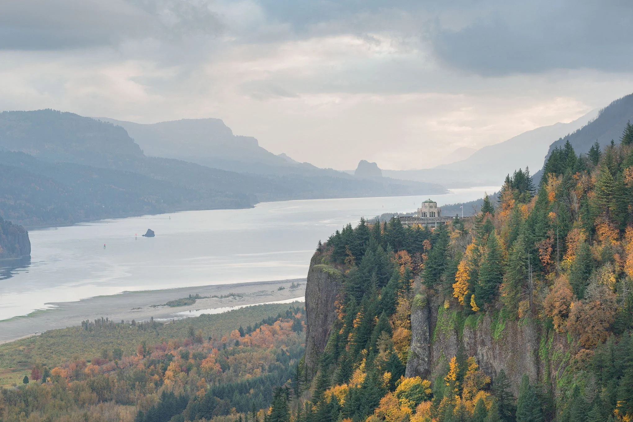 vista-house-autumn-1-crown-point-columbia-river-gorge-oregon-peak-fall-colors-landscape-photography-brendan-alex-phoenix.jpg