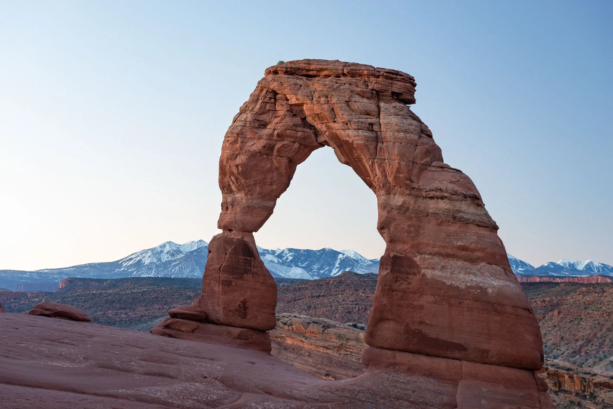 delicate-arch-spring-sunrise-la-sal-mountains-with-snow-utah-landscape-photography-brendan-alex-phoenix.jpg