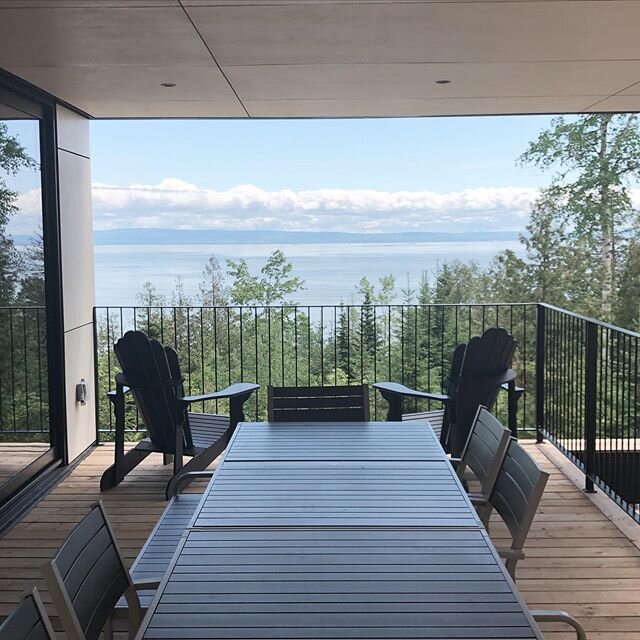 Terrasse prot&eacute;g&eacute;e avec vue imprenable sur le fleuve St-Laurent 😎 🌊⚓️