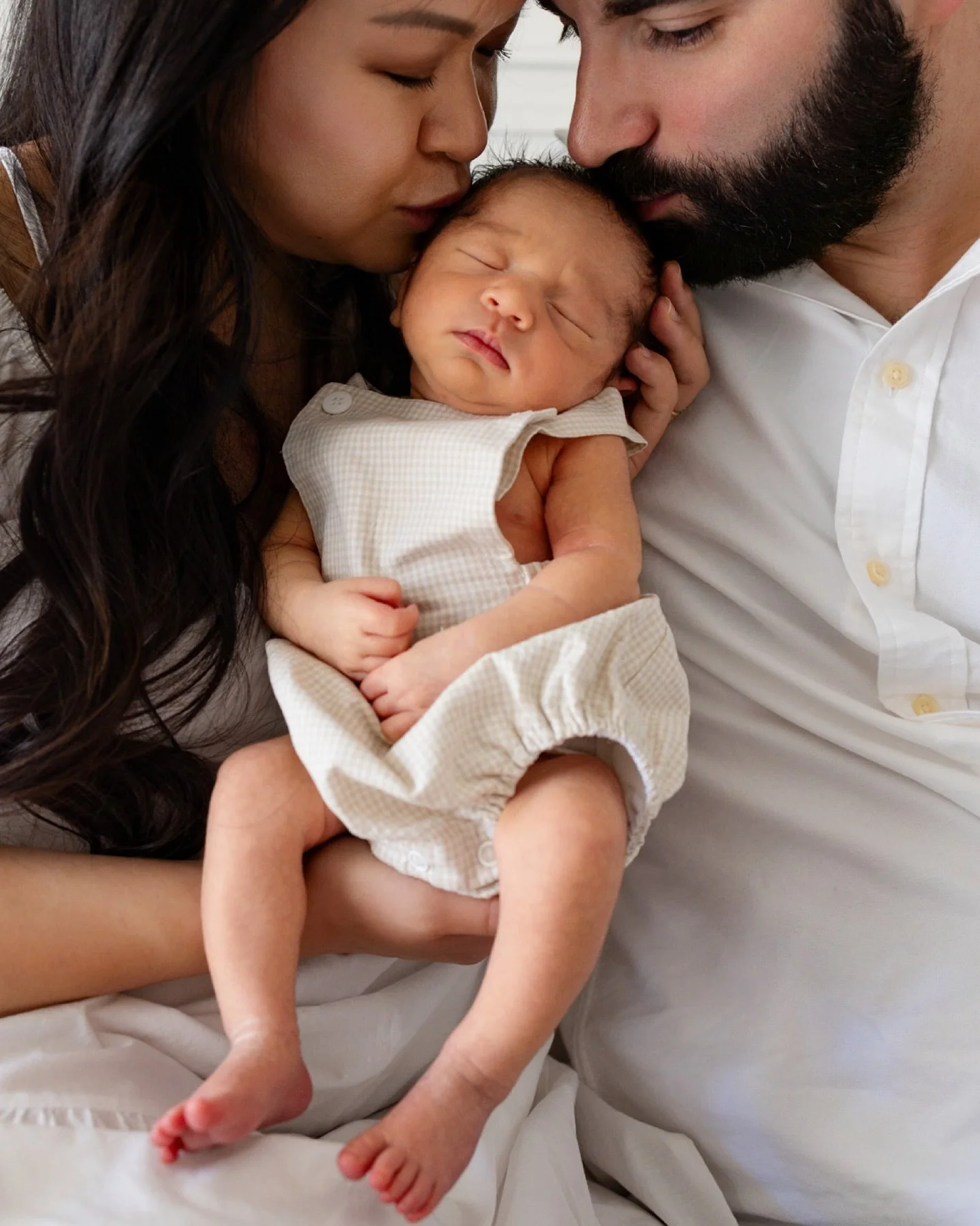 Baby Ira stole the show today 😍Even after a rough night, his parents weren&rsquo;t sure how the session would go, but he loved every bit of the snuggles and attention. He was the sweetest little angel ✨
I&rsquo;m so honored I get to step into these 